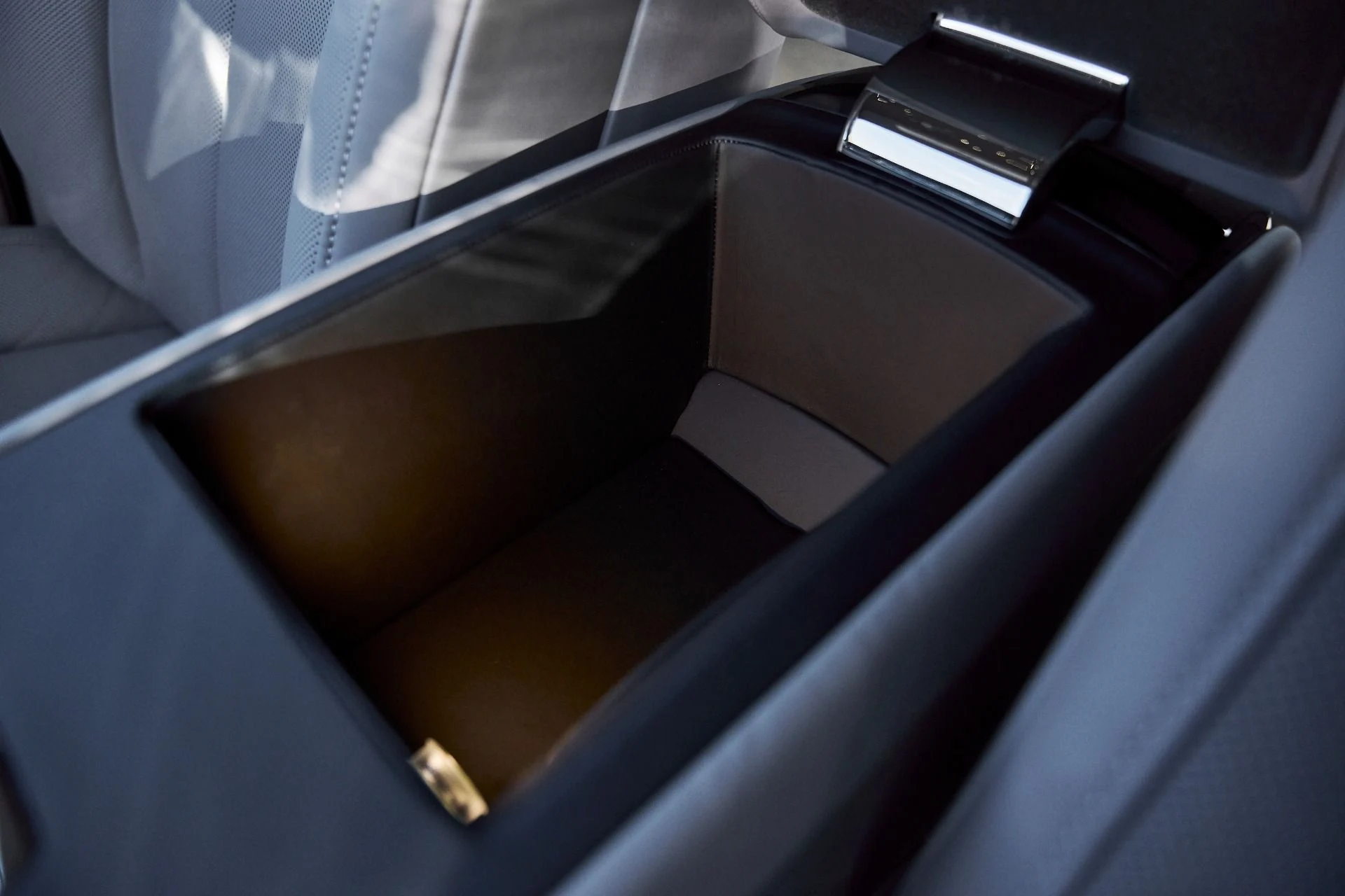 mph071_2683398950_Used_2025_Rolls_Royce_Phantom_Base_1769481014_a4820ea3ef