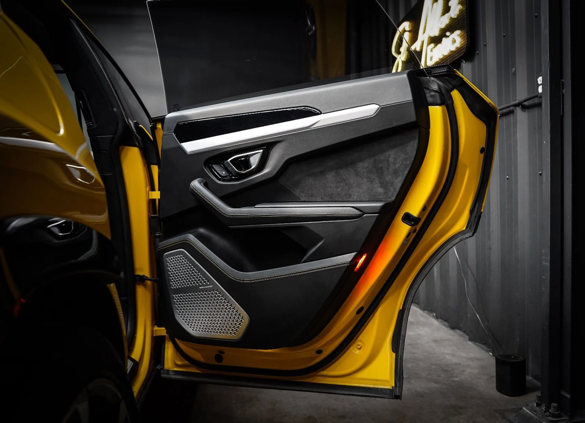 mph071_3156760280_37414663_05523_2020_lamborghini_urus_059_3681bf6f8c