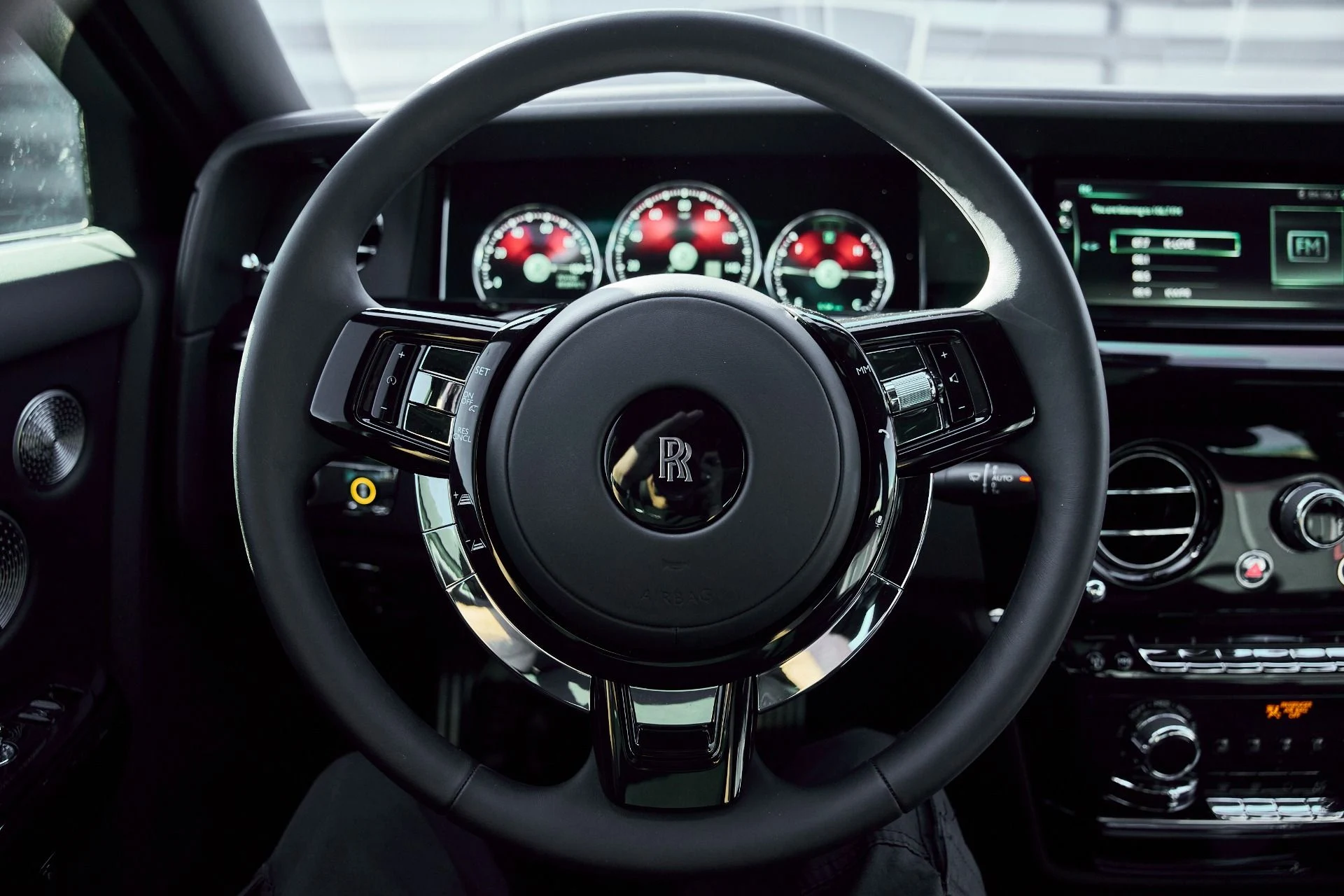 mph071_3272797884_Used_2024_Rolls_Royce_Phantom_Base_1770700156_18c5eb2fc7