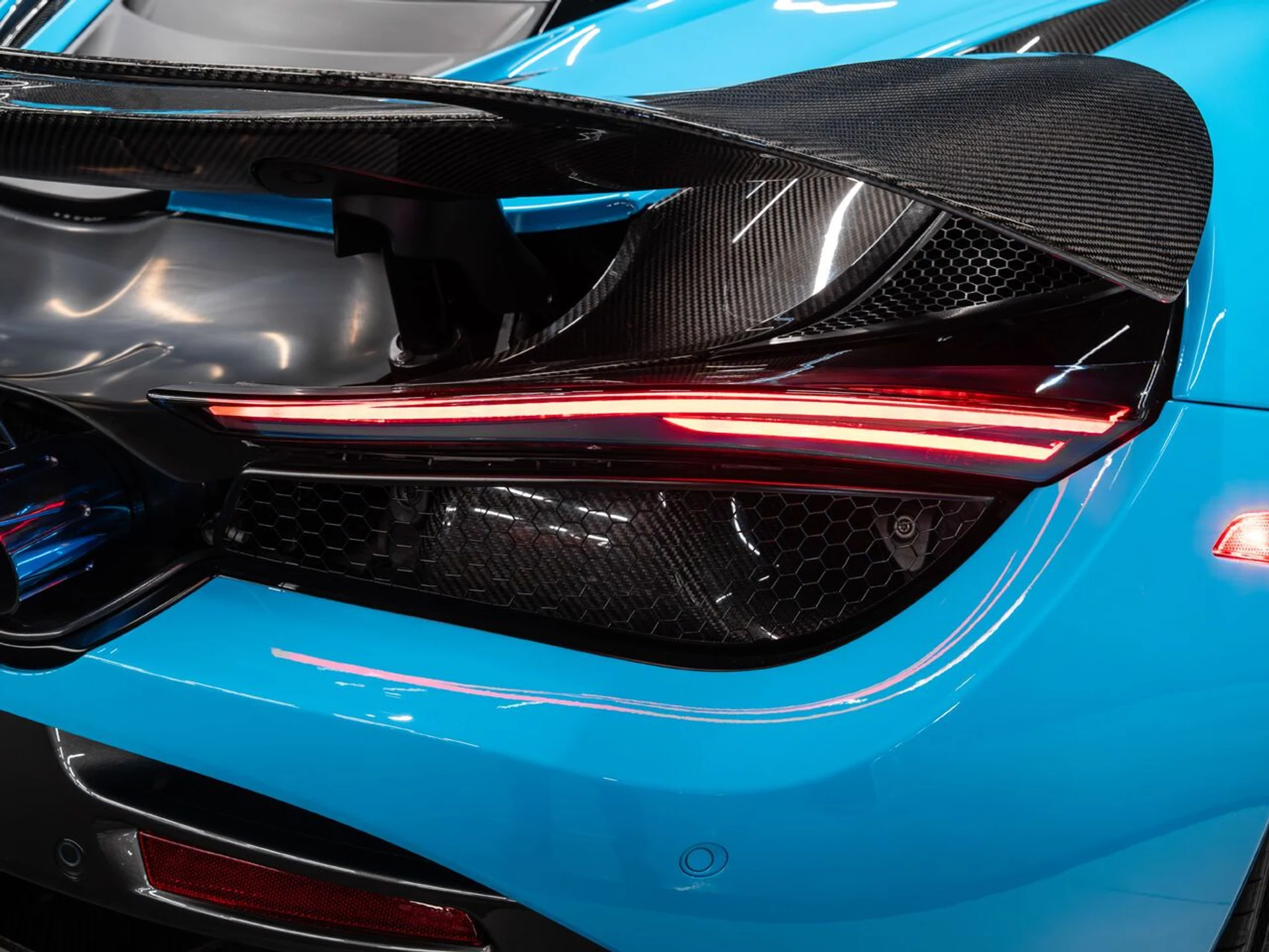 mph071_3313749819_mclaren_720s_2018_954772165c