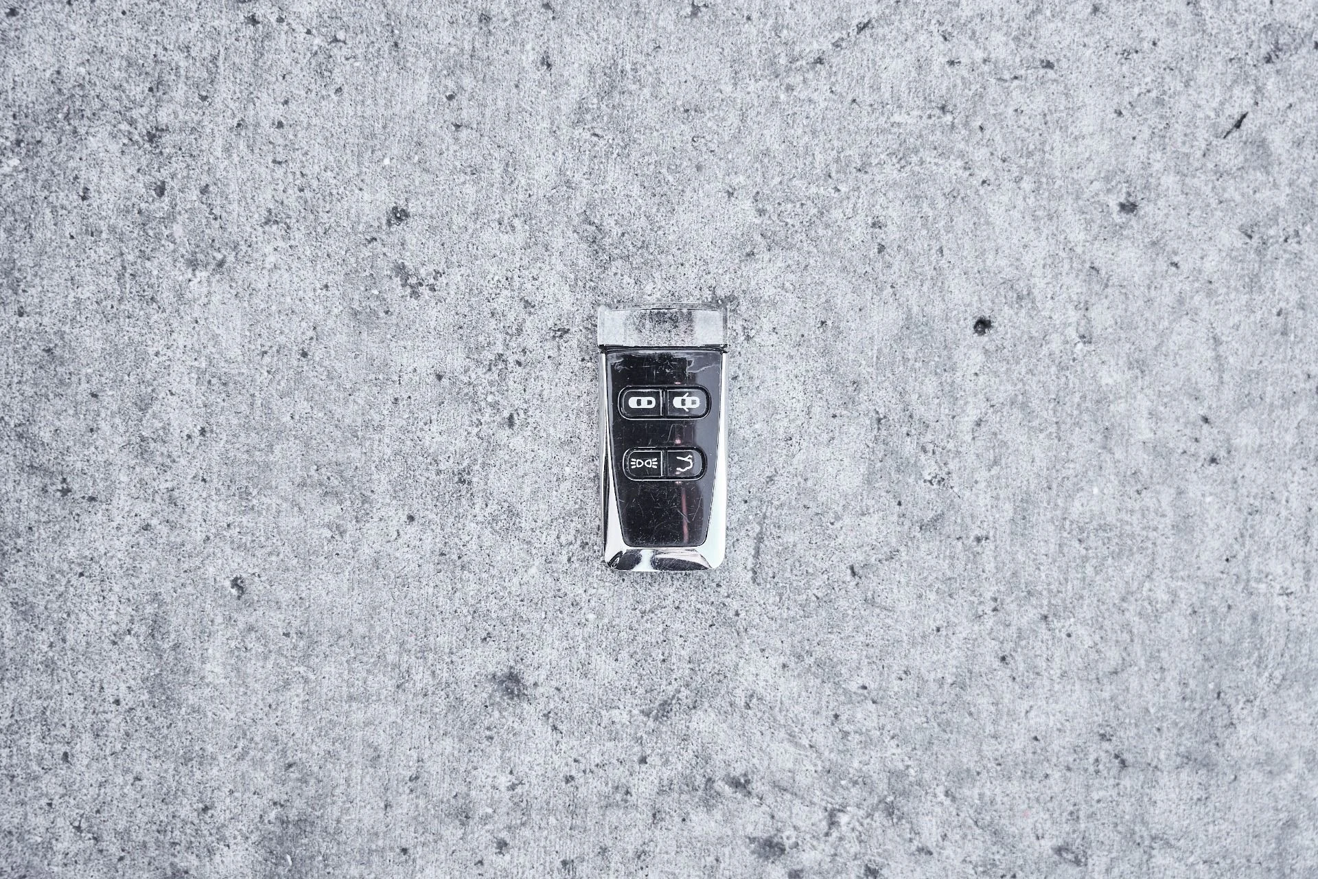 mph071_3316677093_Used_2017_Aston_Martin_Vanquish_Volante_1773797546_011fa30ee5