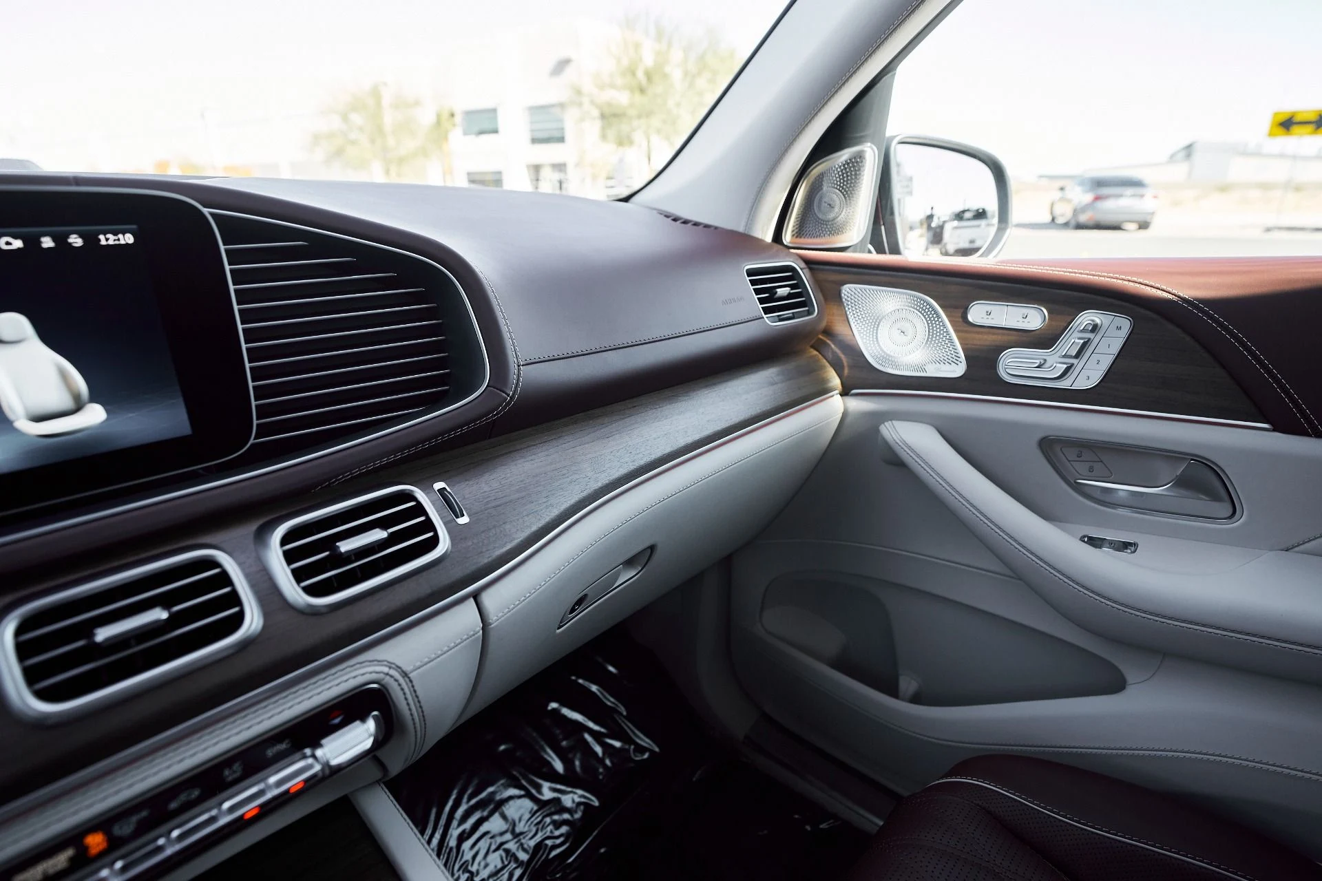 mph071_3339372601_Used_2024_Mercedes_Benz_GLS_Maybach_GLS_600_1762306435_9d10177872