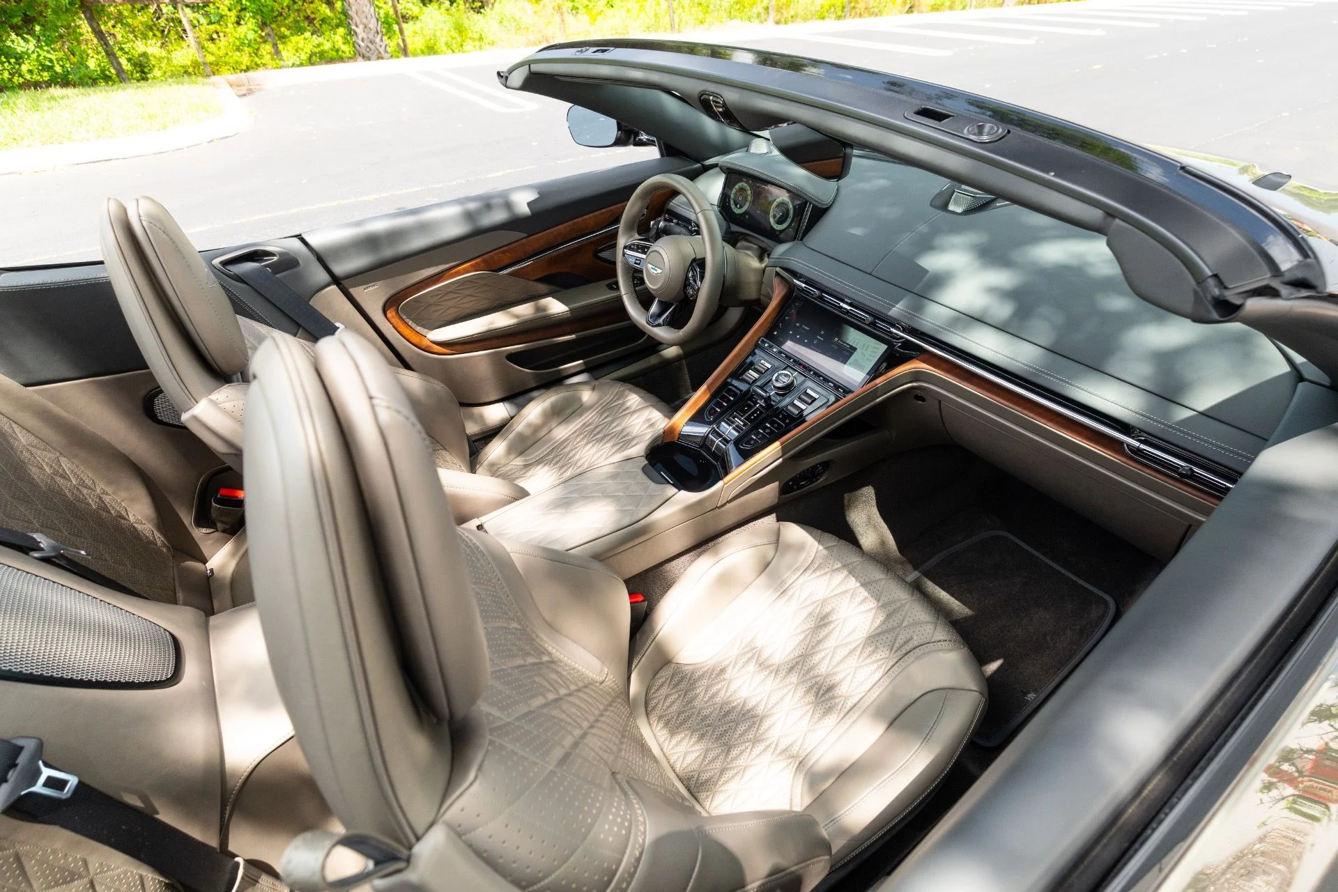 mph071_3866693791_Used_2024_Aston_Martin_DB_12_Volante_1777693541_f5dec33bea