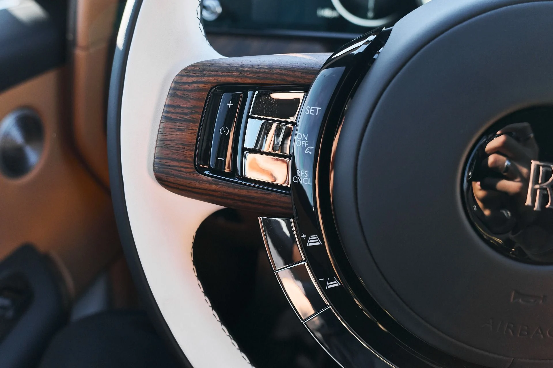 mph071_3882021390_Used_2025_Rolls_Royce_Cullinan_Base_1766020499_4ec59d40c7