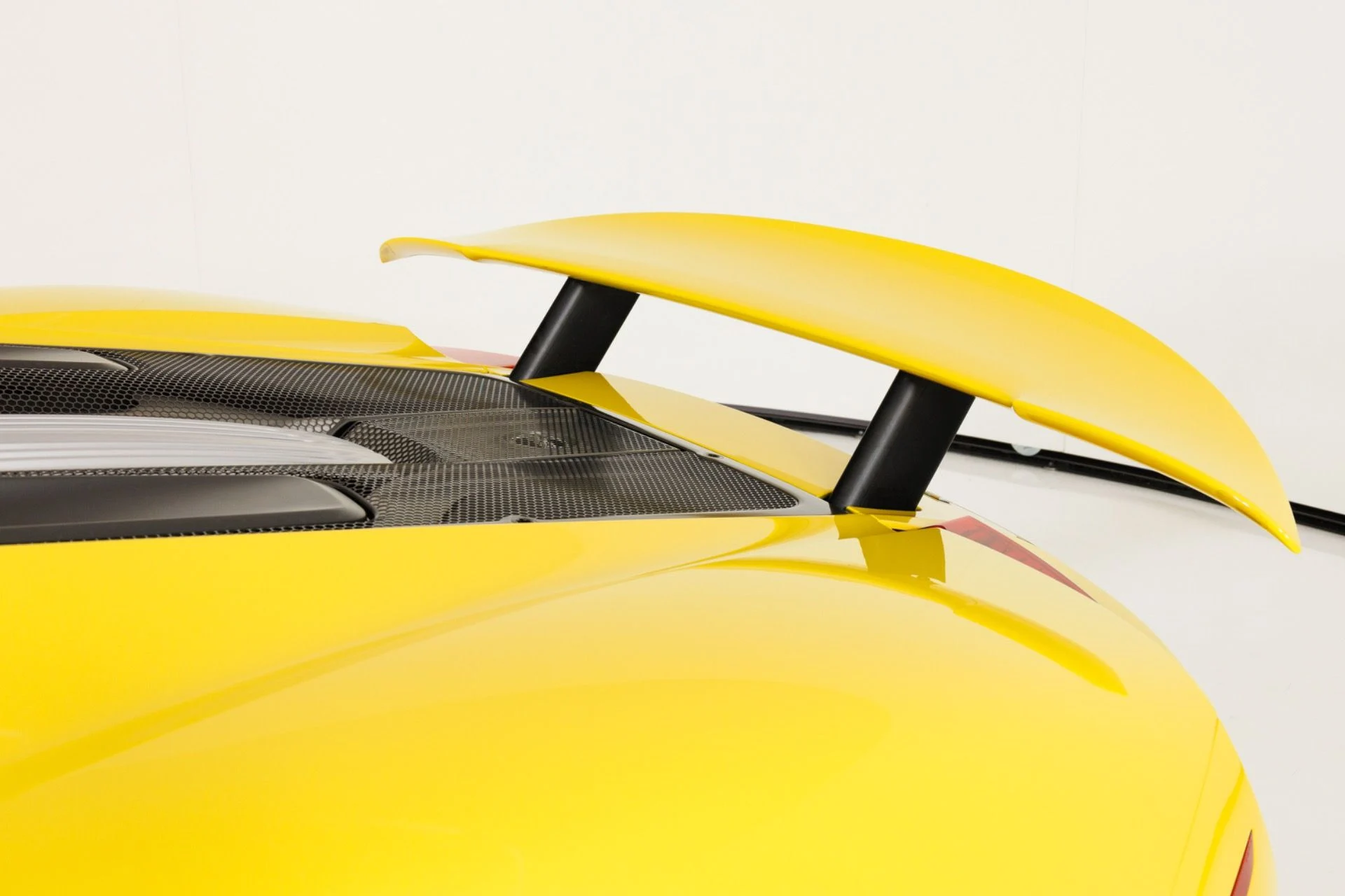 mph071_3888207740_Used_2015_Porsche_918_Spyder_1789427647_137f9ece63