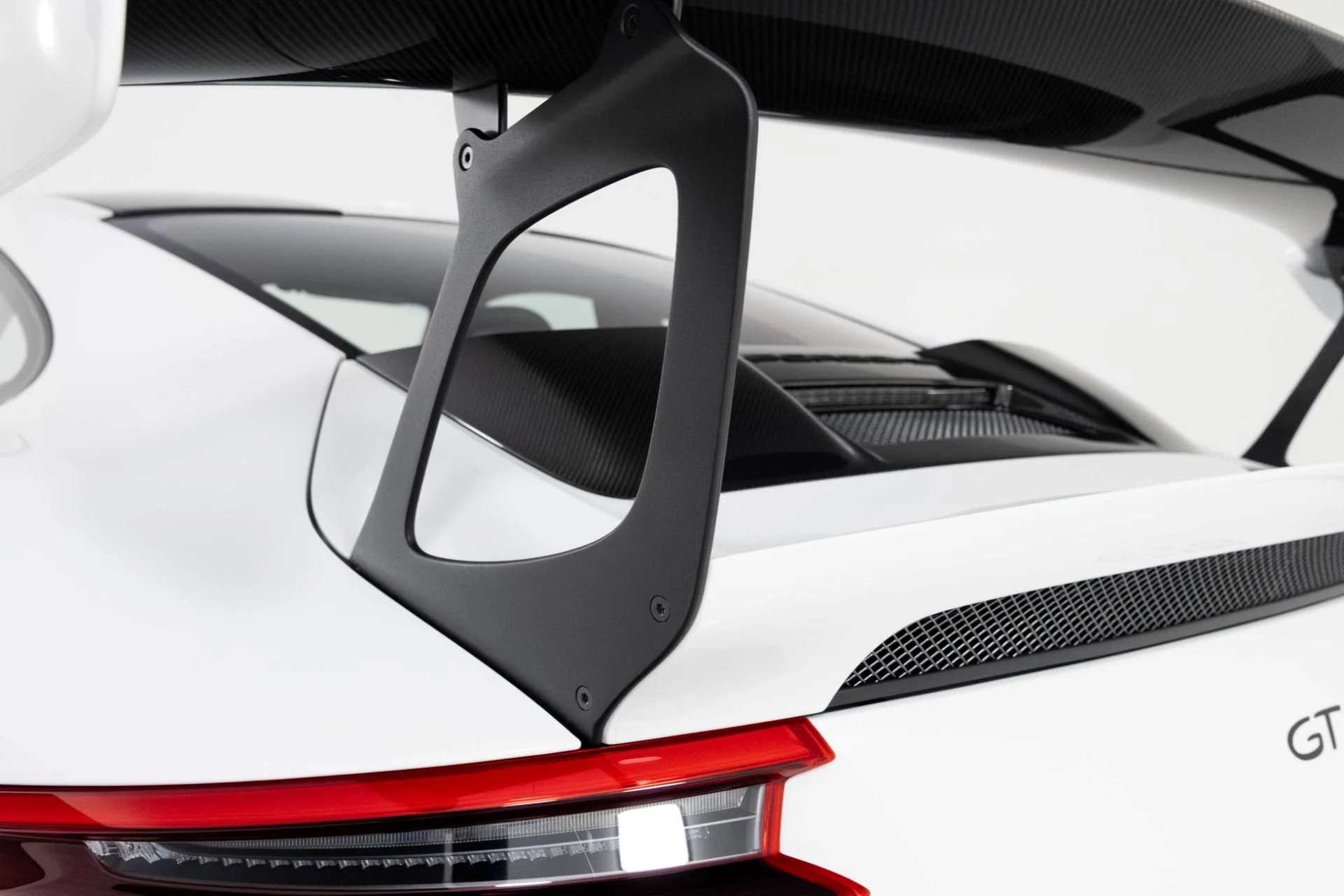 mph071_3969167318_Used_2018_Porsche_911_GT_2_RS_1763508422_3e581c7eb9