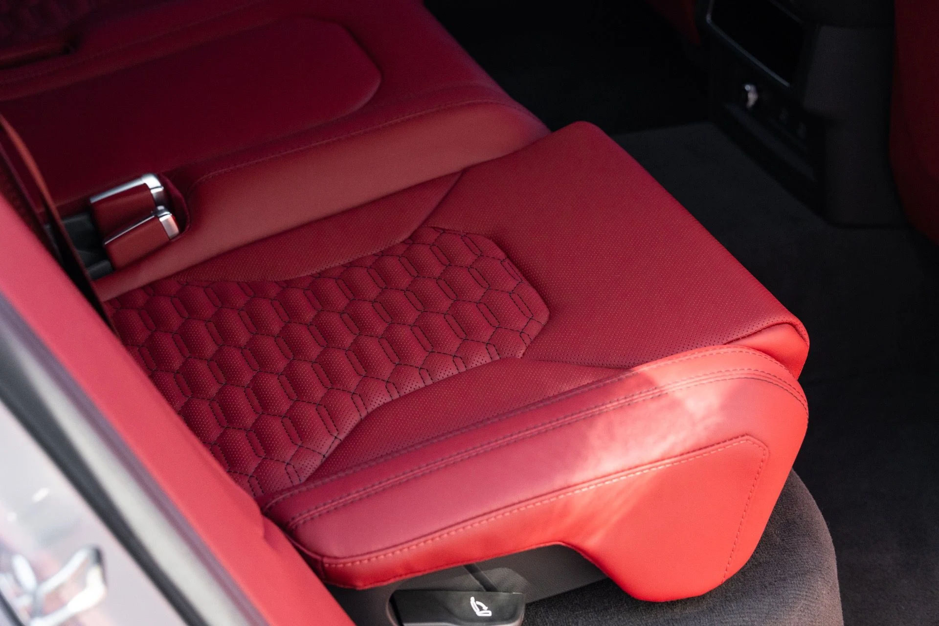 mph071_4101975002_Used_2022_Lamborghini_Urus_1770690392_2ae4a6c24e