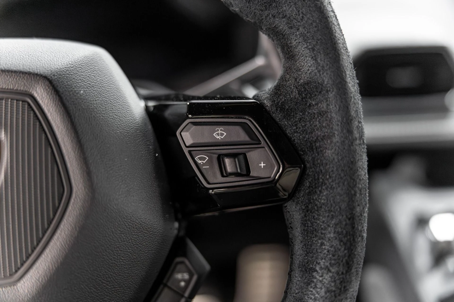 mph072_1088430777_Used_2017_Lamborghini_Huracan_1765410503_547a1bcdfc