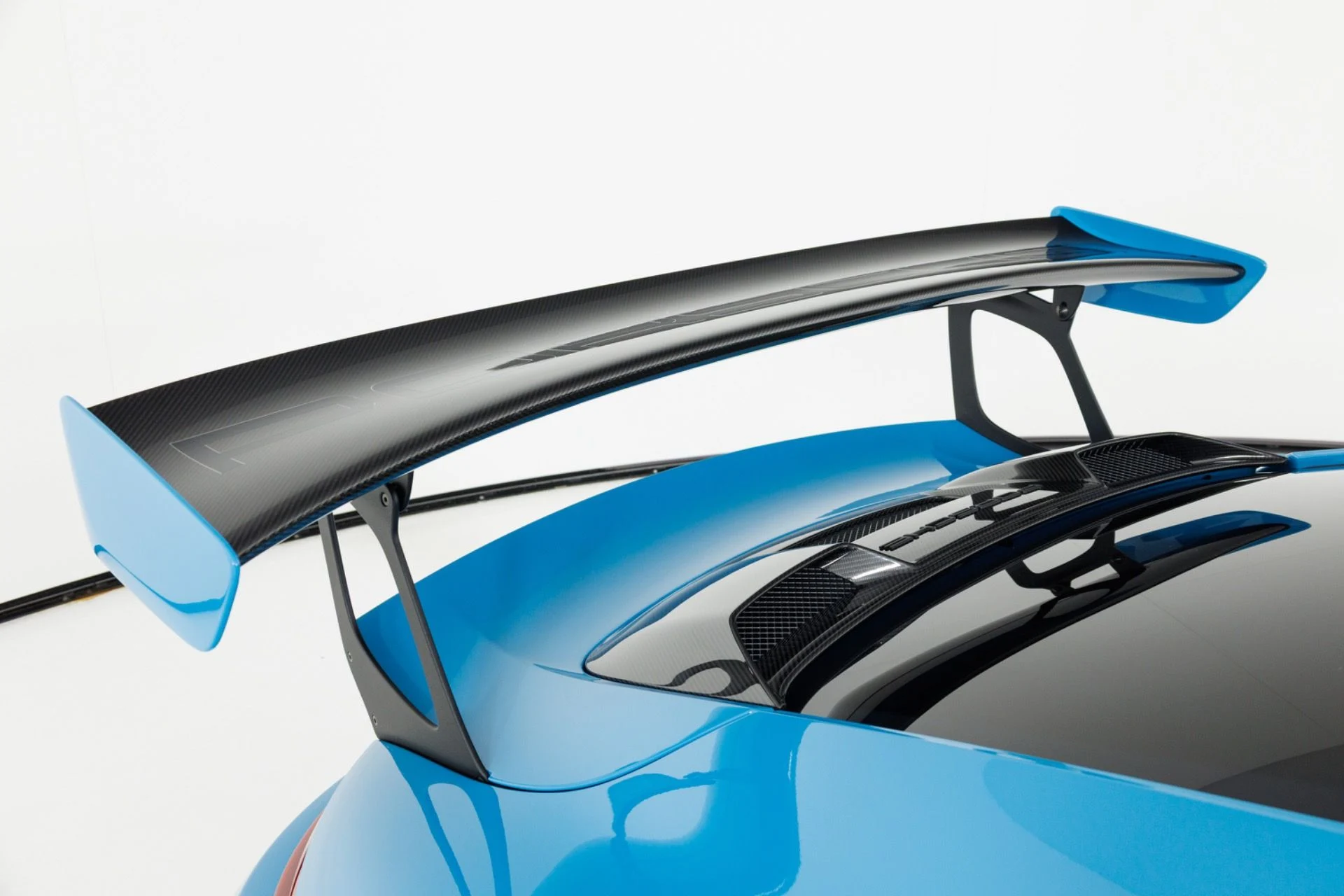 mph072_1150375325_Used_2018_Porsche_911_GT_2_RS_1783631648_5f1ffc323c