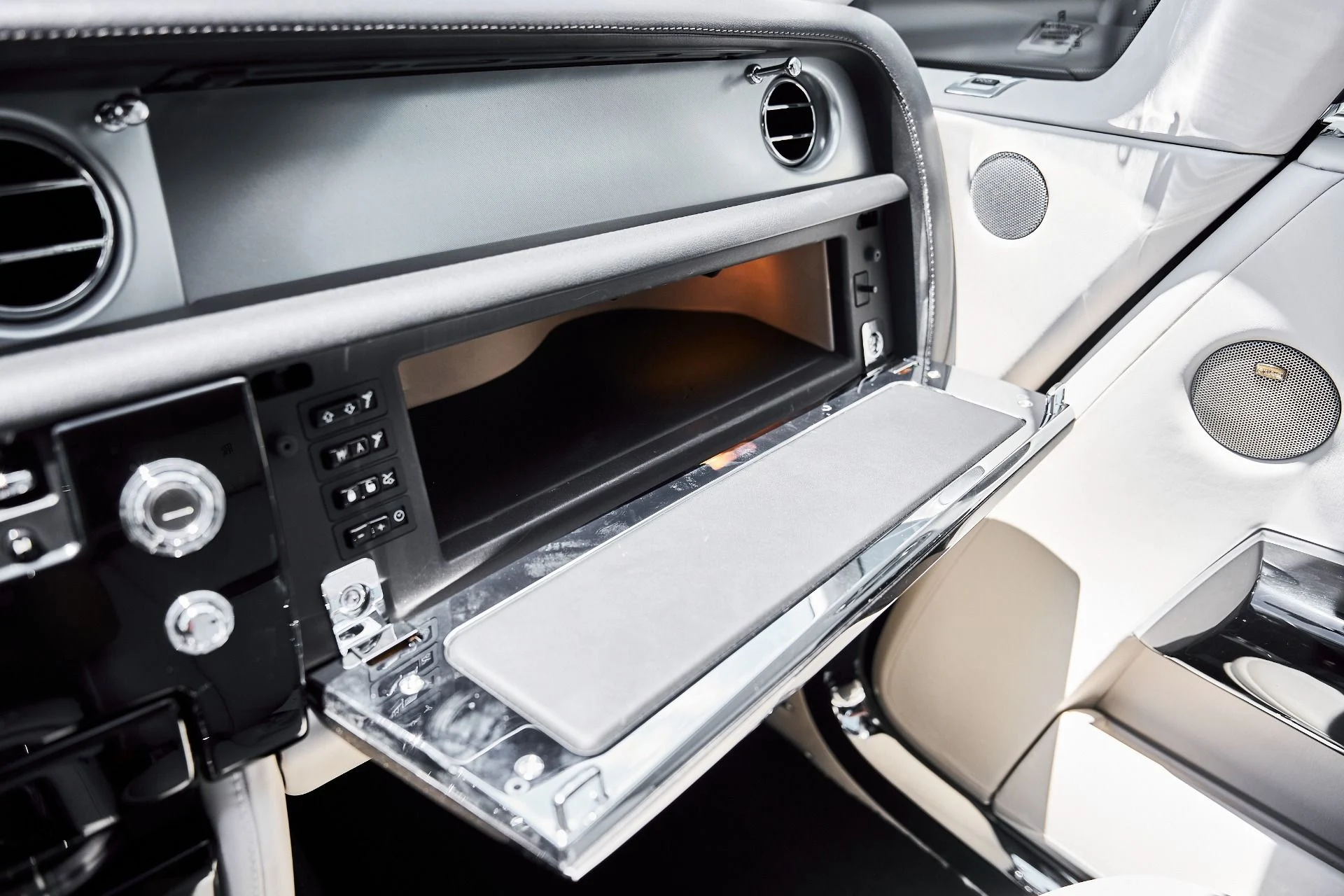 mph072_1153217410_Used_2009_Rolls_Royce_Phantom_Coupe_Base_1780102163_08ac9339ac