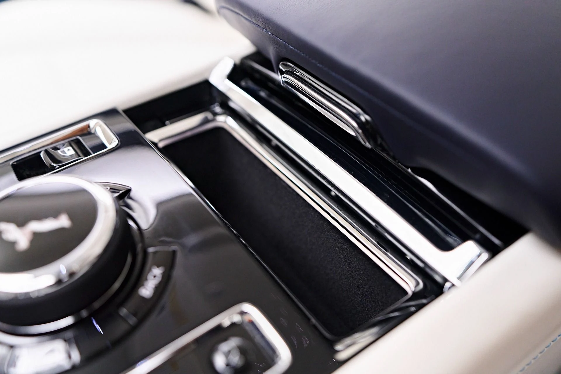 mph072_1308216758_Used_2024_Rolls_Royce_Spectre_1754099622_3bd0cc91de