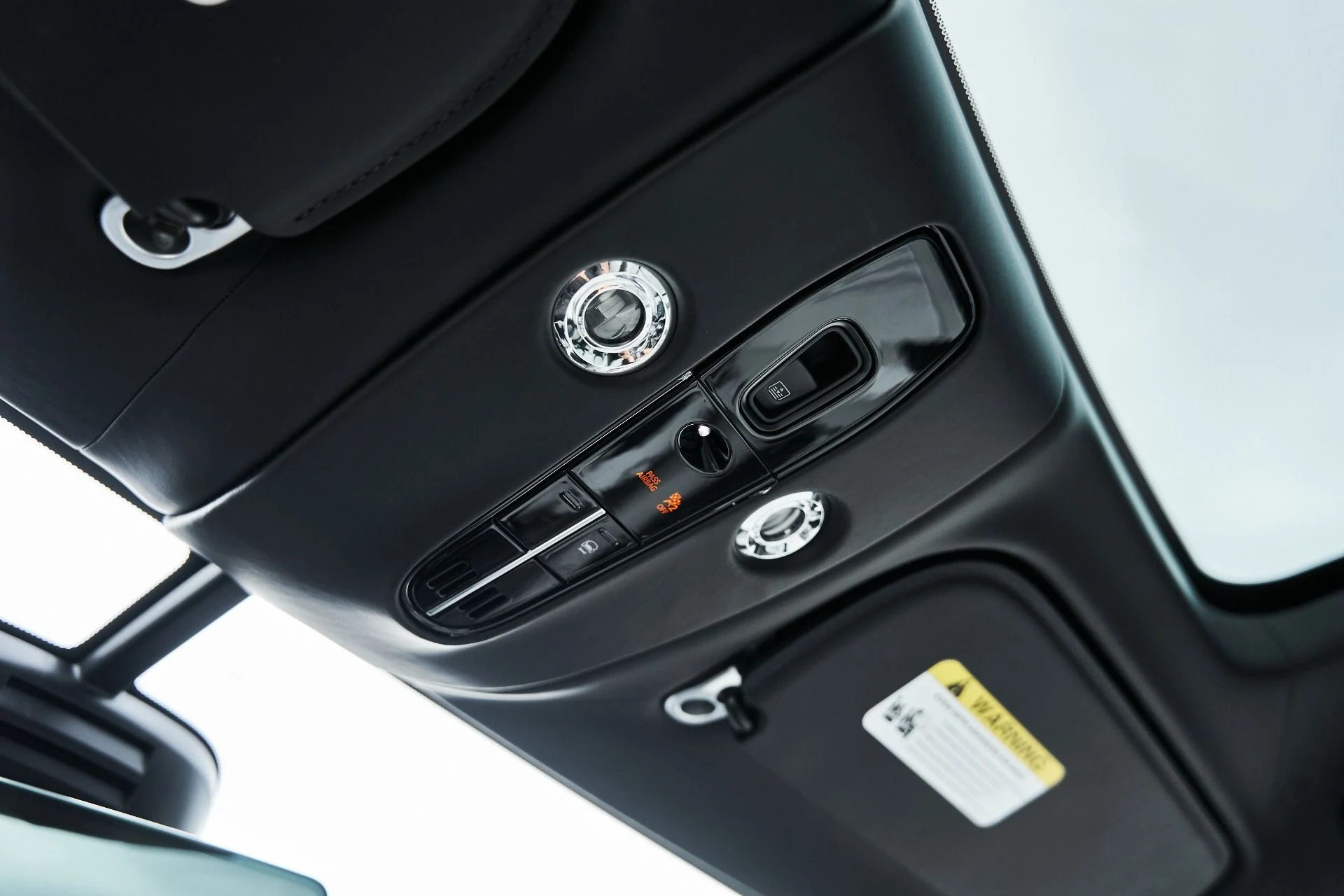 mph072_2204269651_Used_2025_Aston_Martin_DBX_707_1775008060_ba9cc89e68