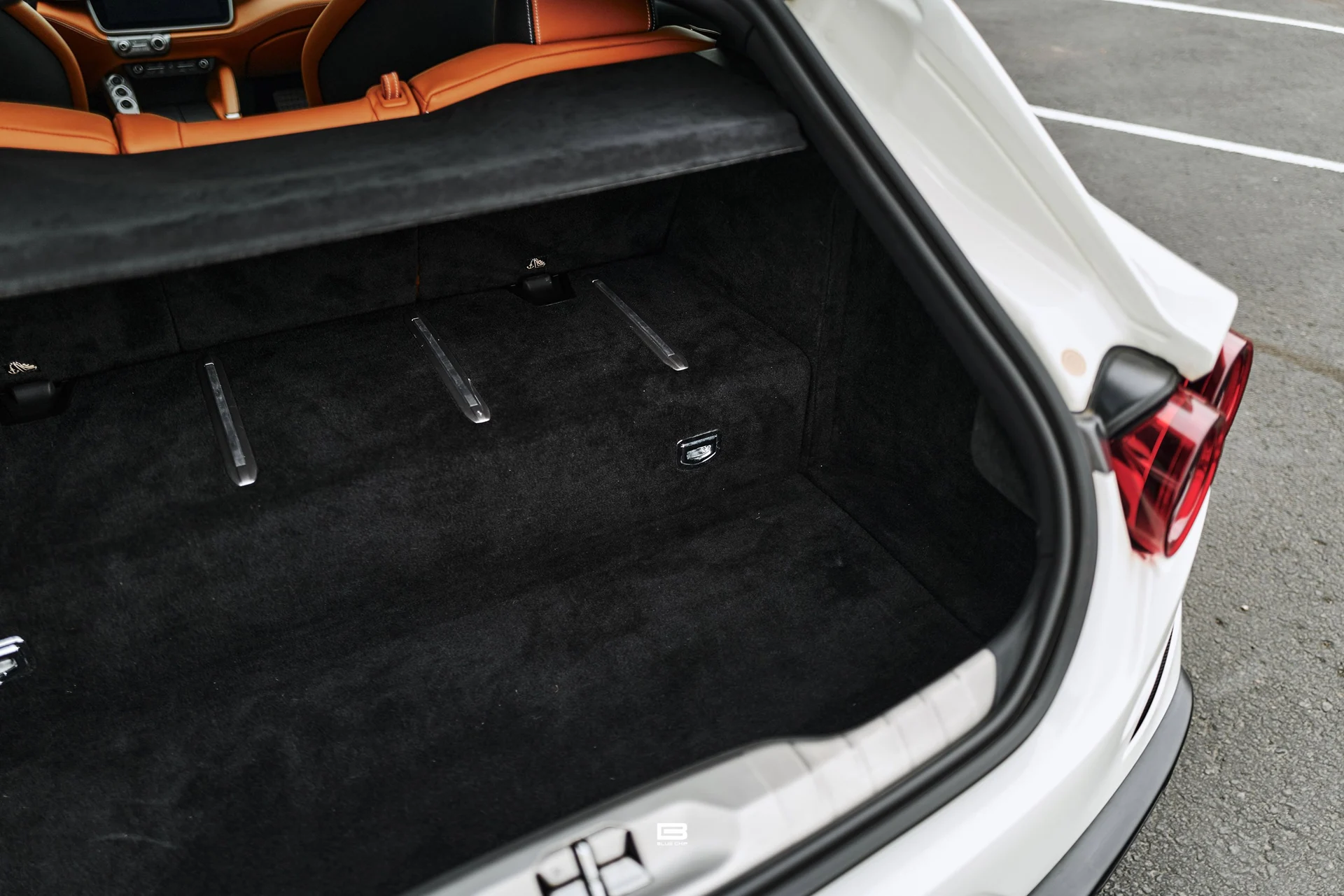 mph072_3099168063_69e2a49b975000b35e34363f_L1220607_04aa7b5337