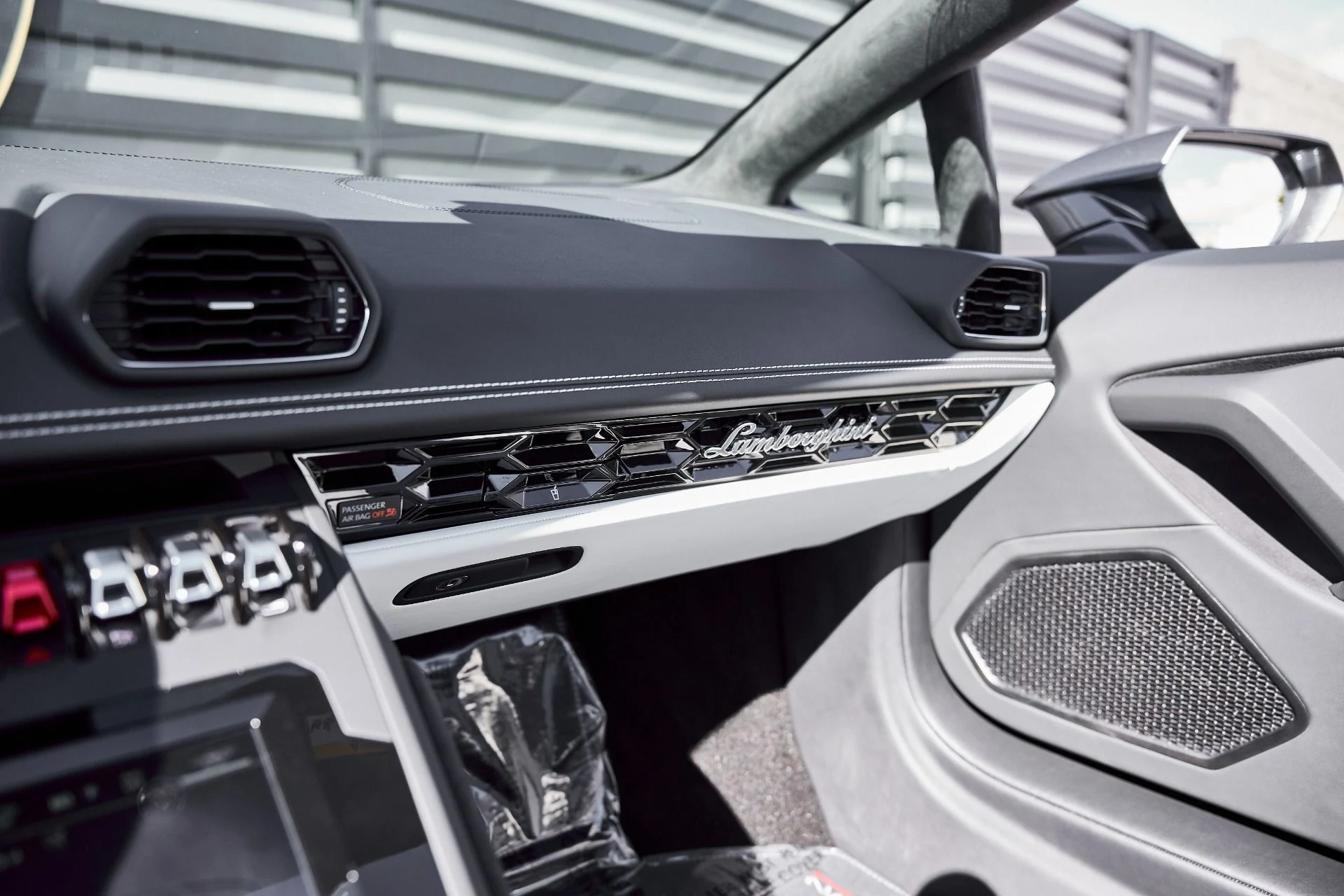 mph072_3401690007_Used_2024_Lamborghini_Huracan_EVO_Base_1771467084_6e62a33829