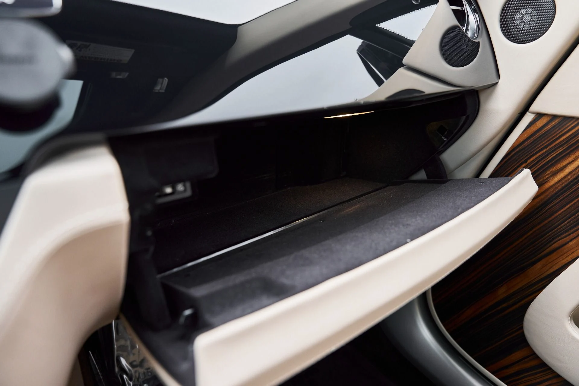 mph072_3414216394_Used_2014_Rolls_Royce_Wraith_Base_1767151084_99f0aaaac6