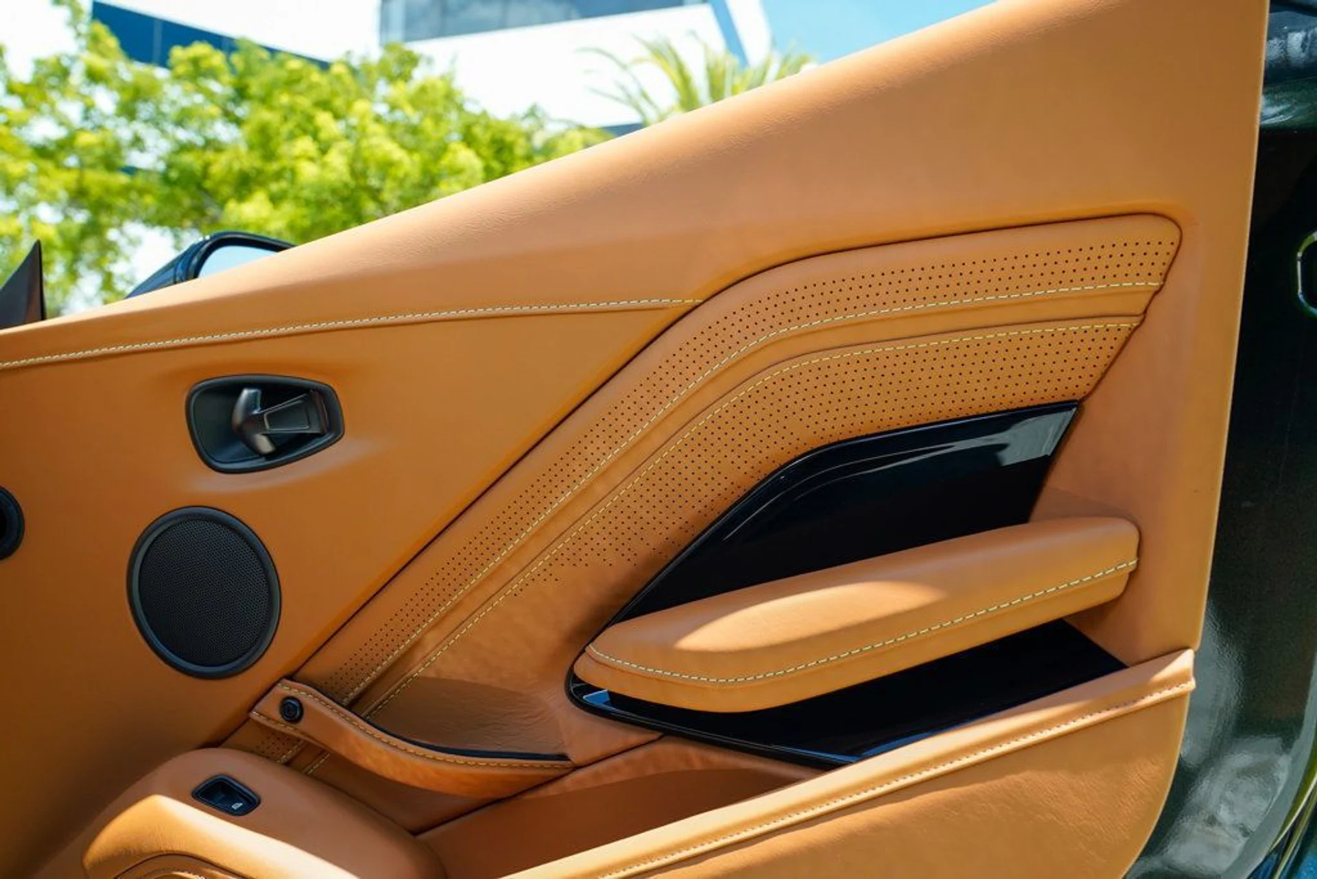 mph072_3786731079_used_2021_aston_martin_vantage_coupemanual_14354_22900621_73_1024_c6d4c845e1