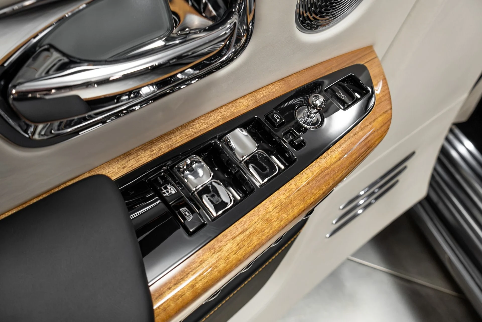 mph072_519926437_Used_2019_Rolls_Royce_Phantom_1770350300_c0085302ff