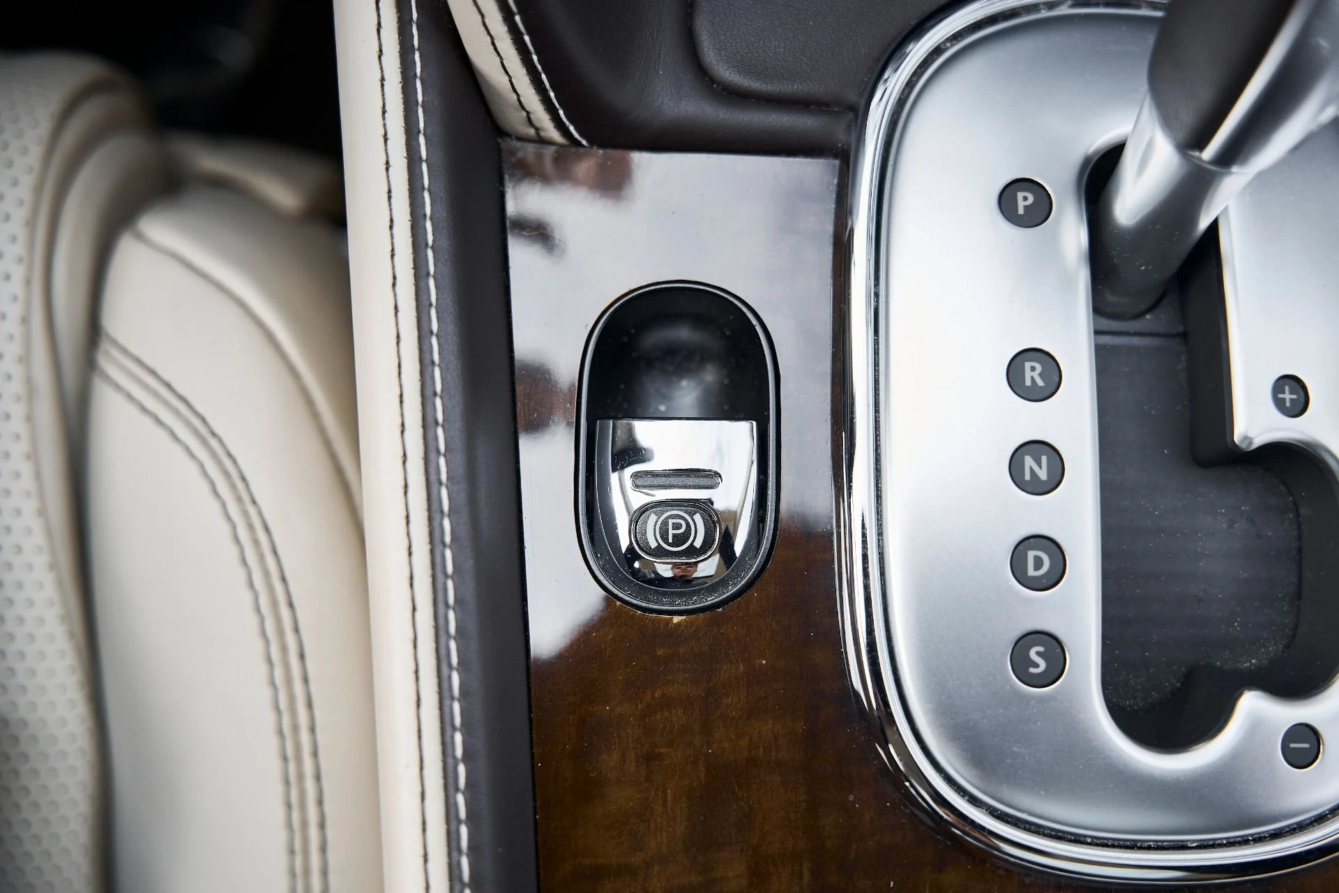 mph072_643506784_Used_2015_Bentley_Flying_Spur_V8_1769278439_057f4fb0c7