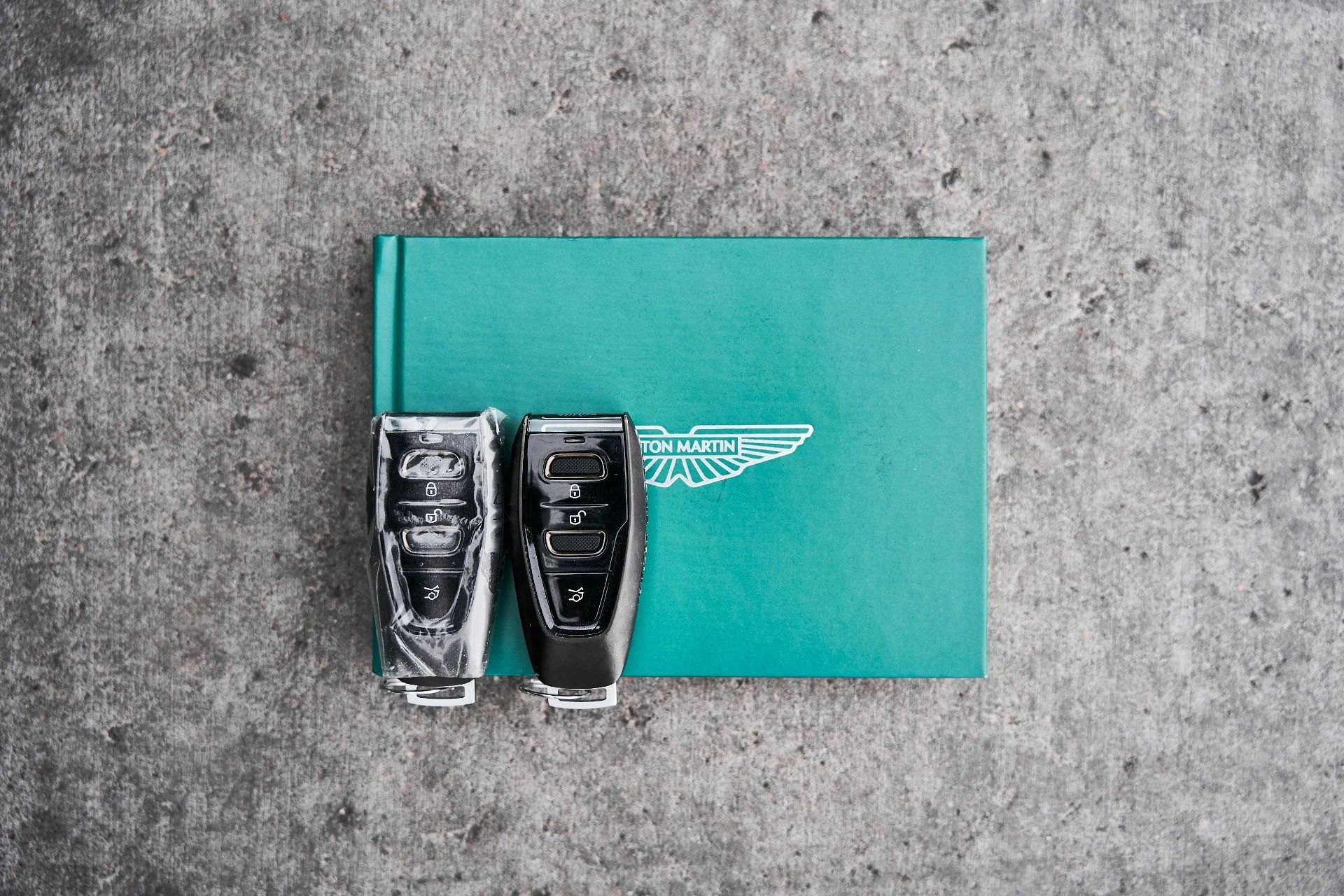 mph073_1701981377_Used_2025_Aston_Martin_DBX_707_1775008062_ceea65aea8