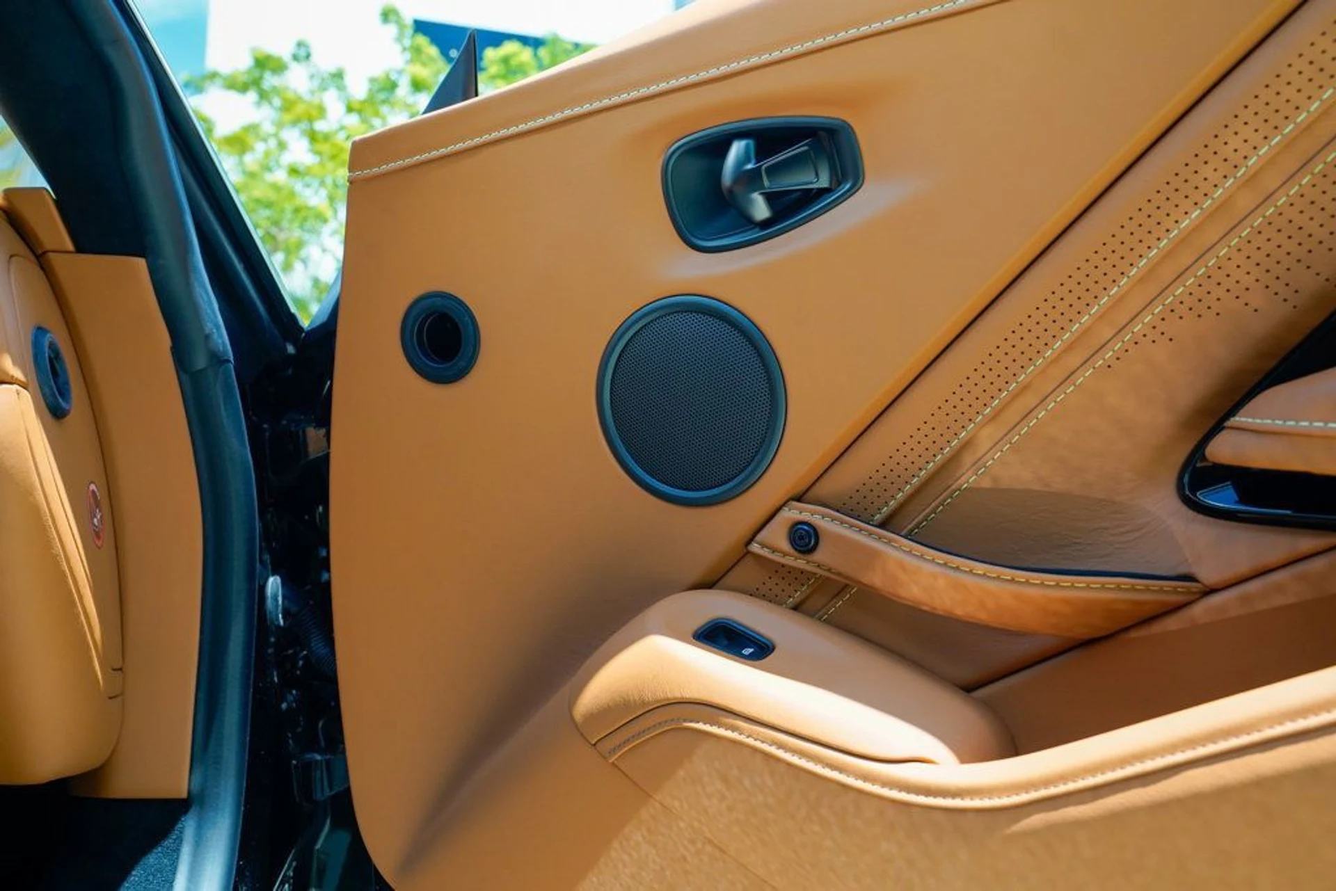 mph073_1853100451_used_2021_aston_martin_vantage_coupemanual_14354_22900621_74_1024_cb238f7b29
