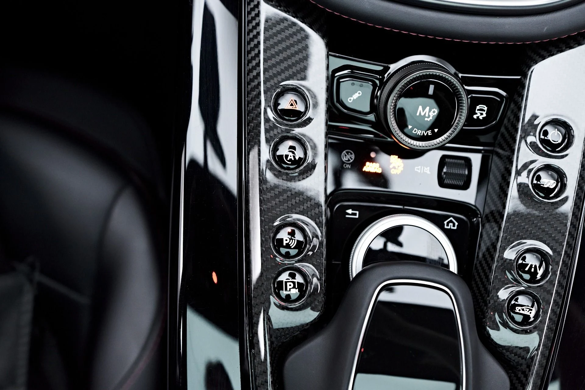 mph073_1962399926_Used_2023_Aston_Martin_DBX_707_1754786768_1c0b3a895f