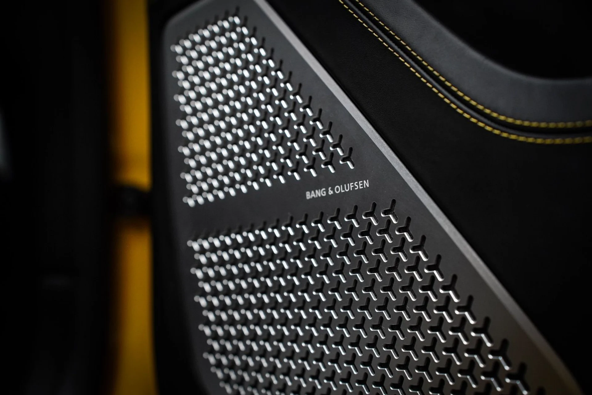 mph073_19757674_37414663_00269_2020_lamborghini_urus_060_240b4004e6