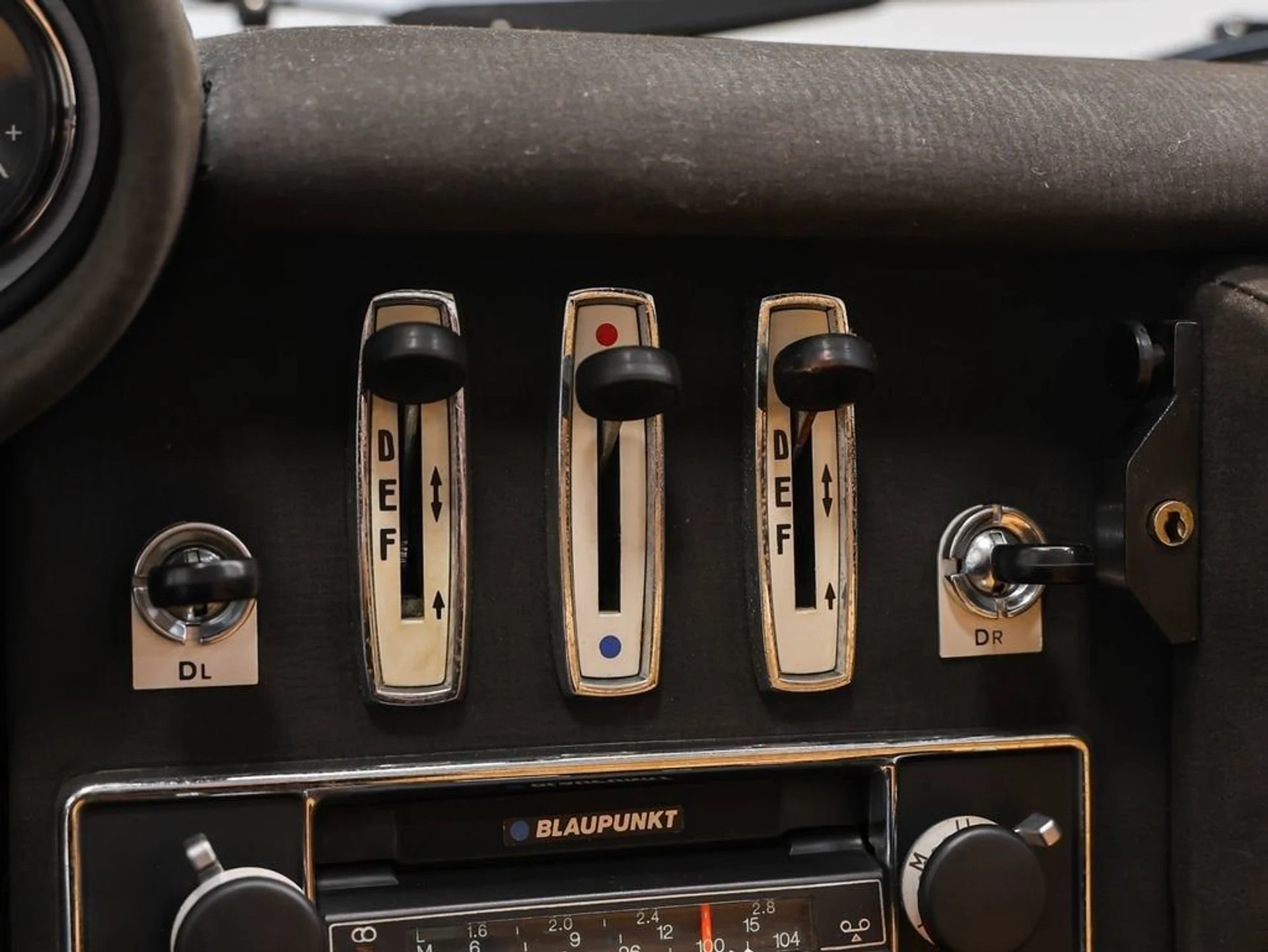 mph073_2483102390_74_60a54100de