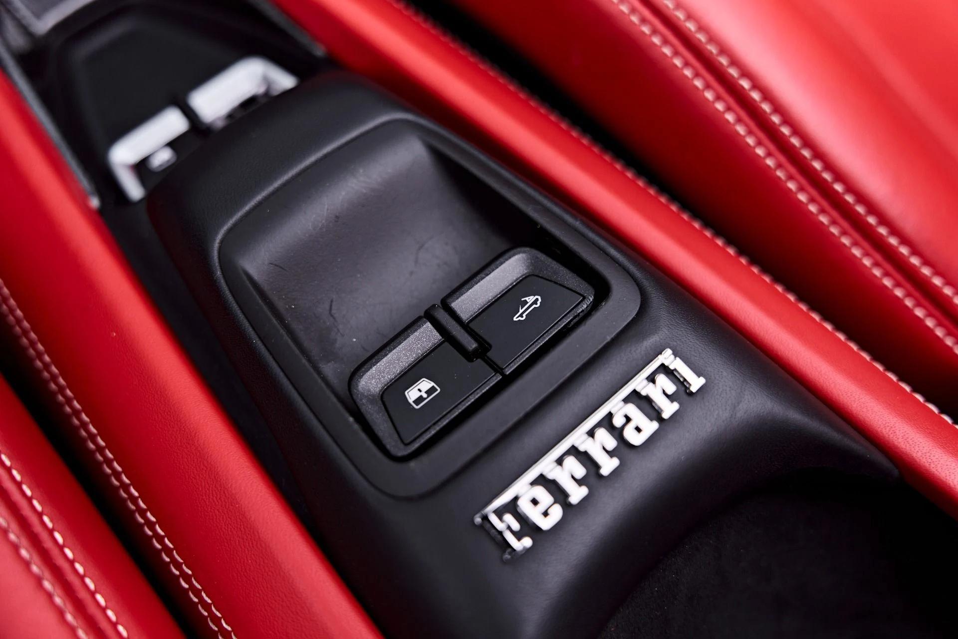 mph073_2589753214_Used_2022_Ferrari_F8_Spider_Base_1784162356_08068c538b