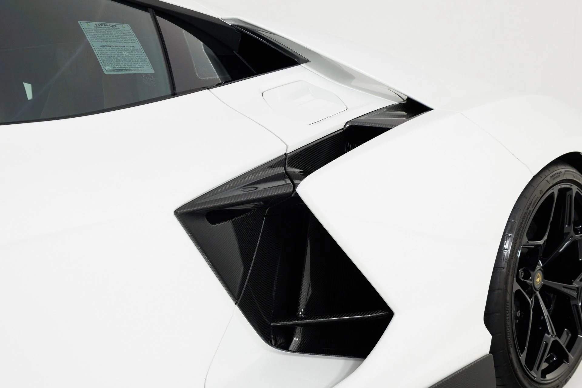 mph073_3070725824_Used_2024_Lamborghini_Revuelto_1786042597_bf7e6196be