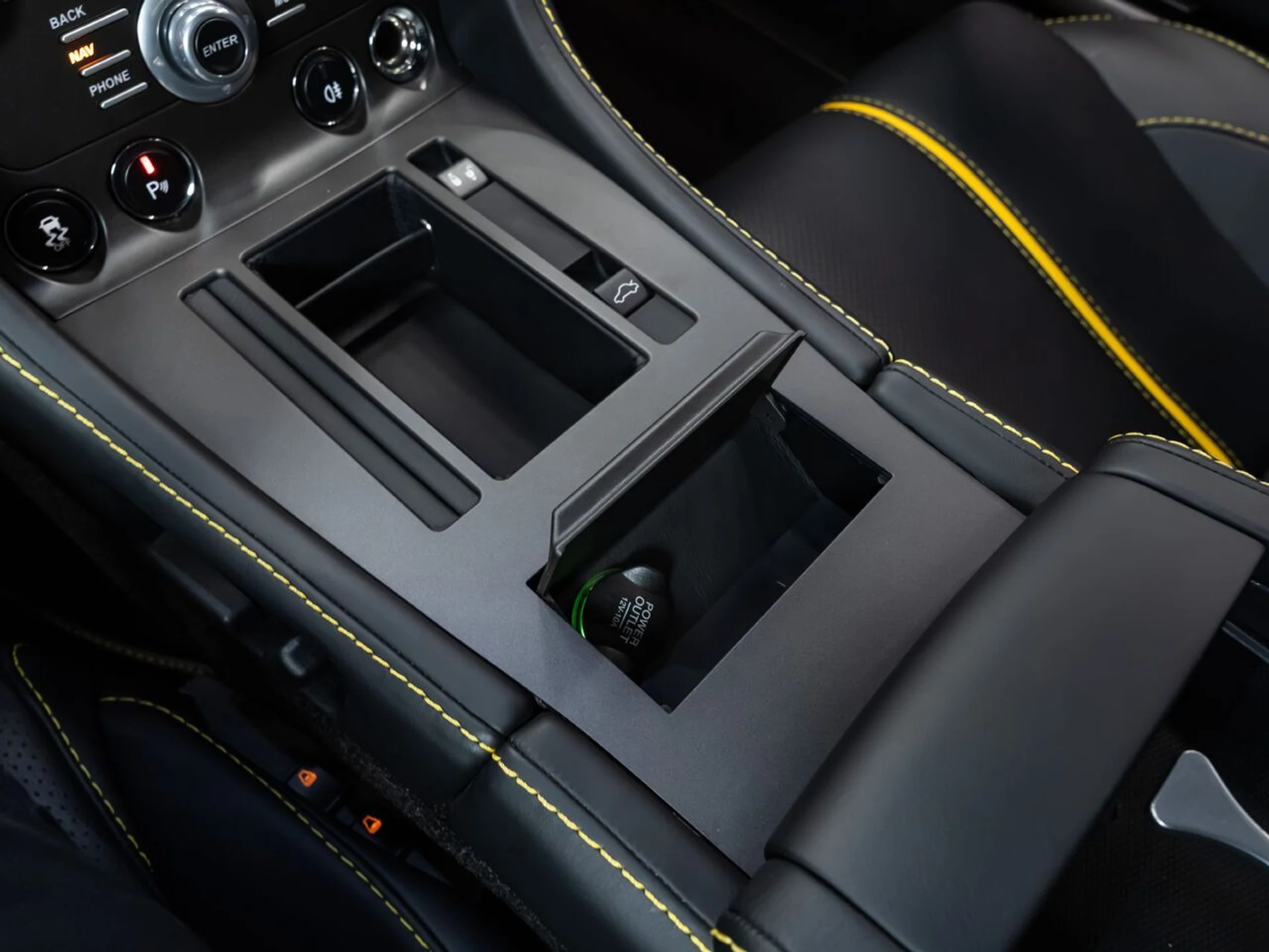 mph073_3326155662_aston_martin_v8_vantage_2015_69d4a1b3e6