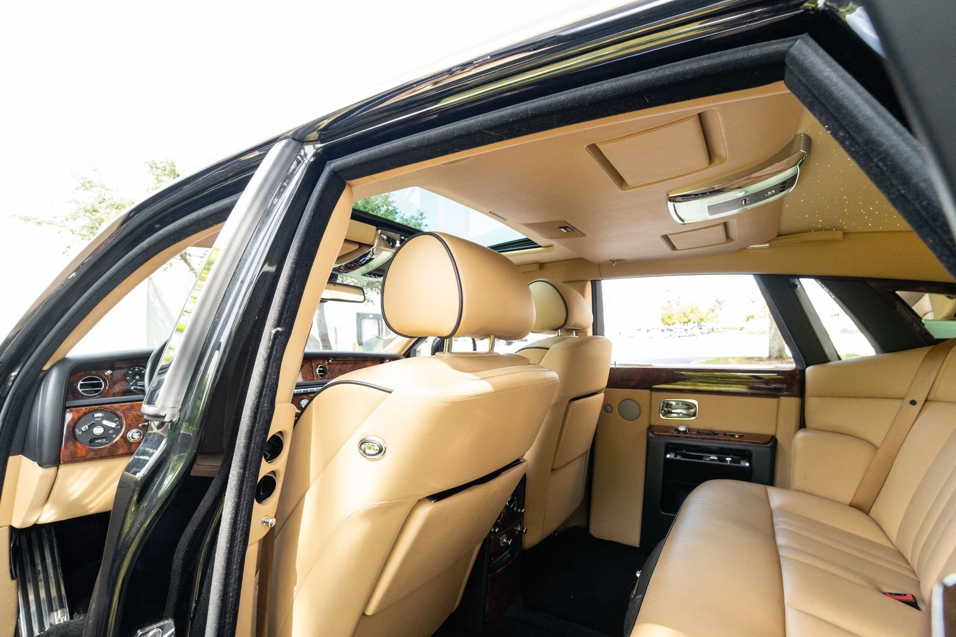 mph073_3460760443_Used_2015_Rolls_Royce_Phantom_1779983296_4f6fe06df5