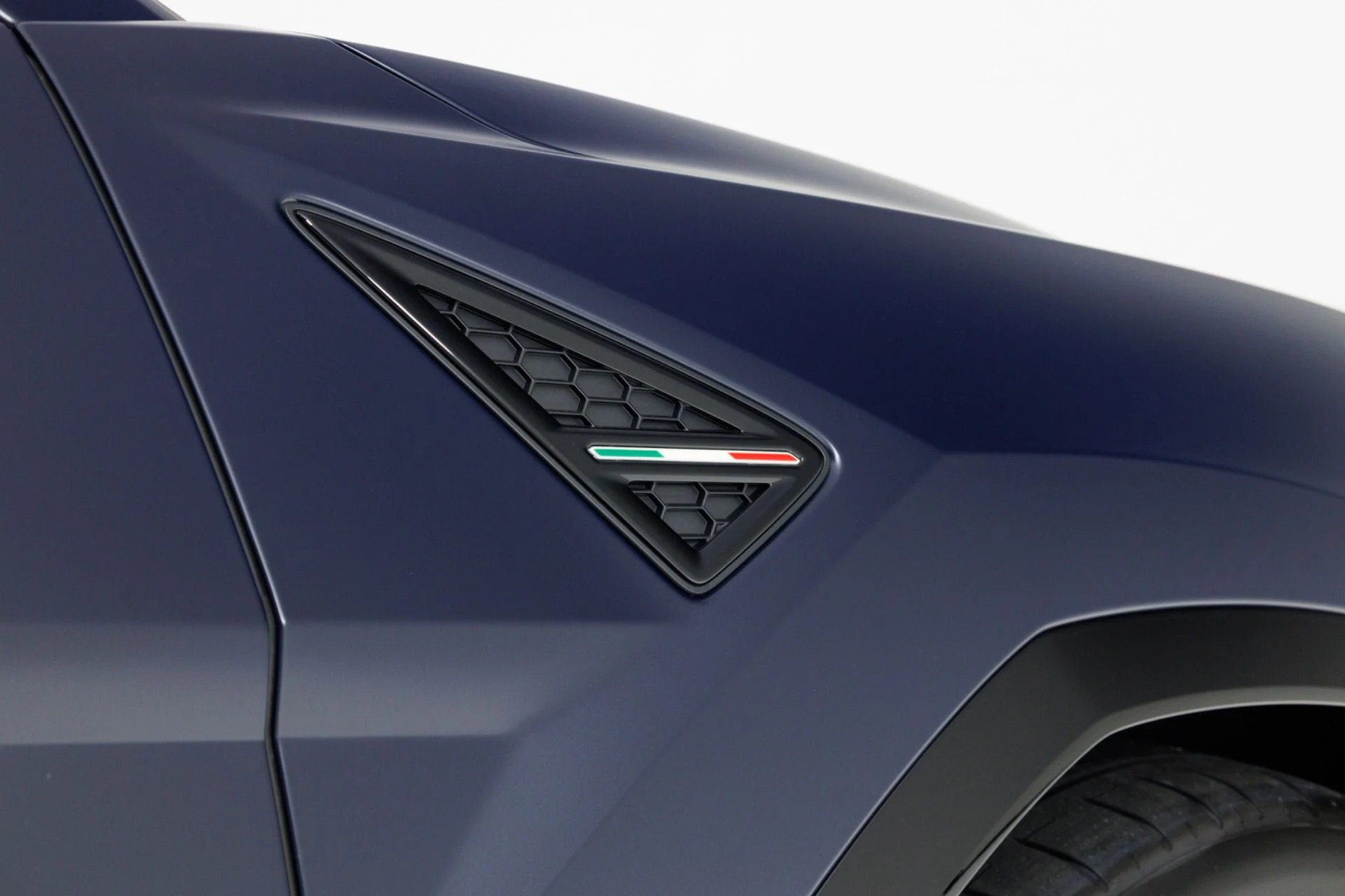 mph073_3529672007_Used_2025_Lamborghini_Urus_SE_1779304724_9cbd98233c