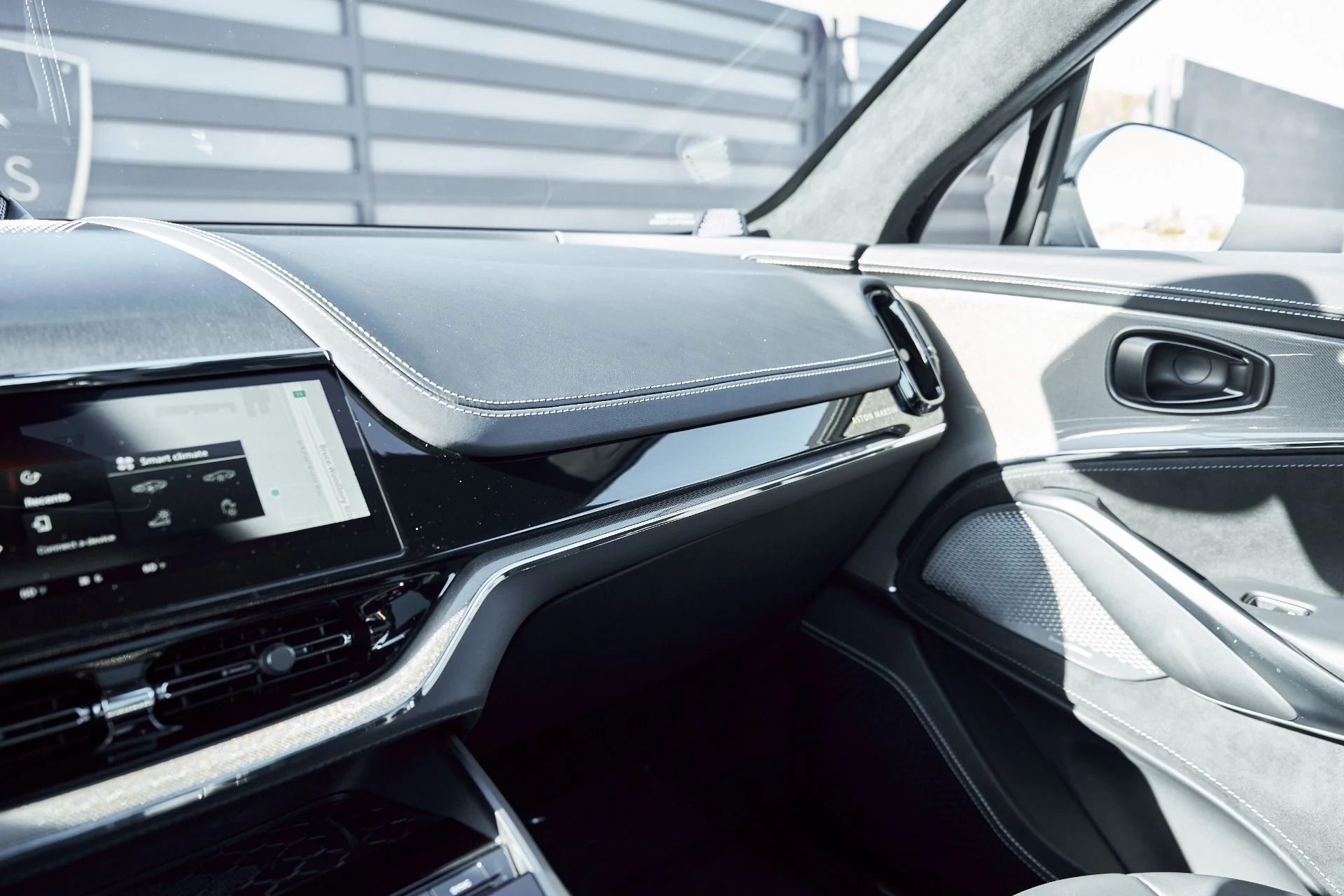 mph073_3688623434_Used_2025_Aston_Martin_DBX_707_1767063283_26b5a660bb