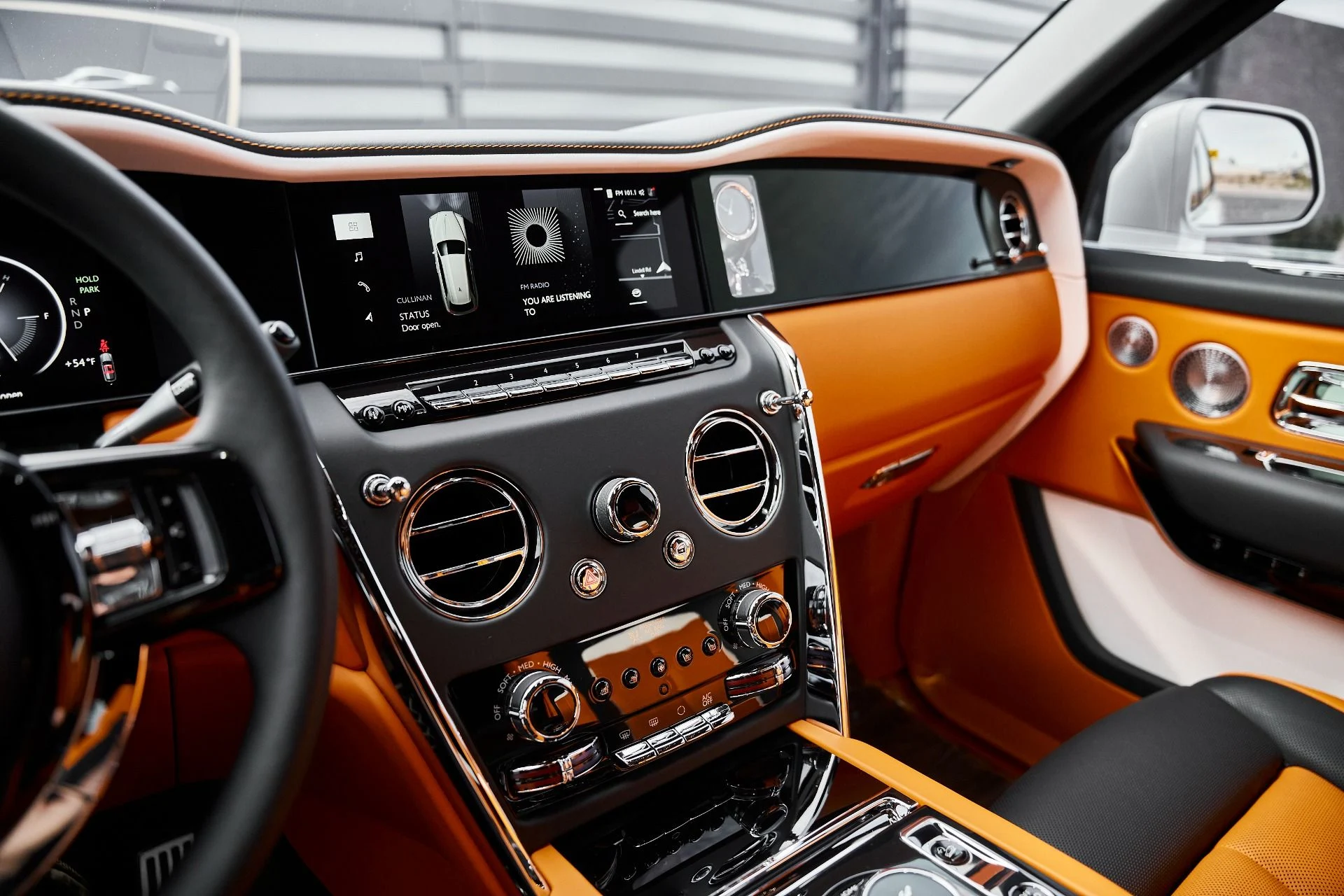 mph073_3950631880_Used_2025_Rolls_Royce_Cullinan_Base_1770950933_55f5f211e2