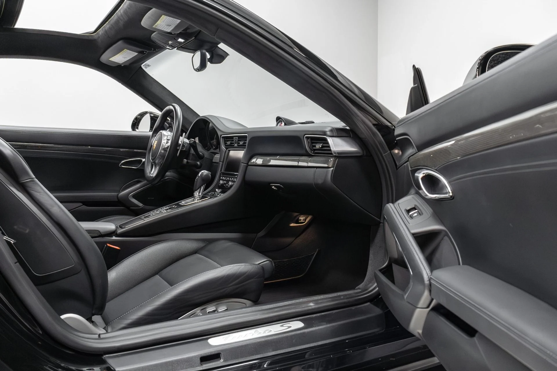 mph073_630812575_Used_2015_Porsche_911_Turbo_S_1761834686_e205a666ad