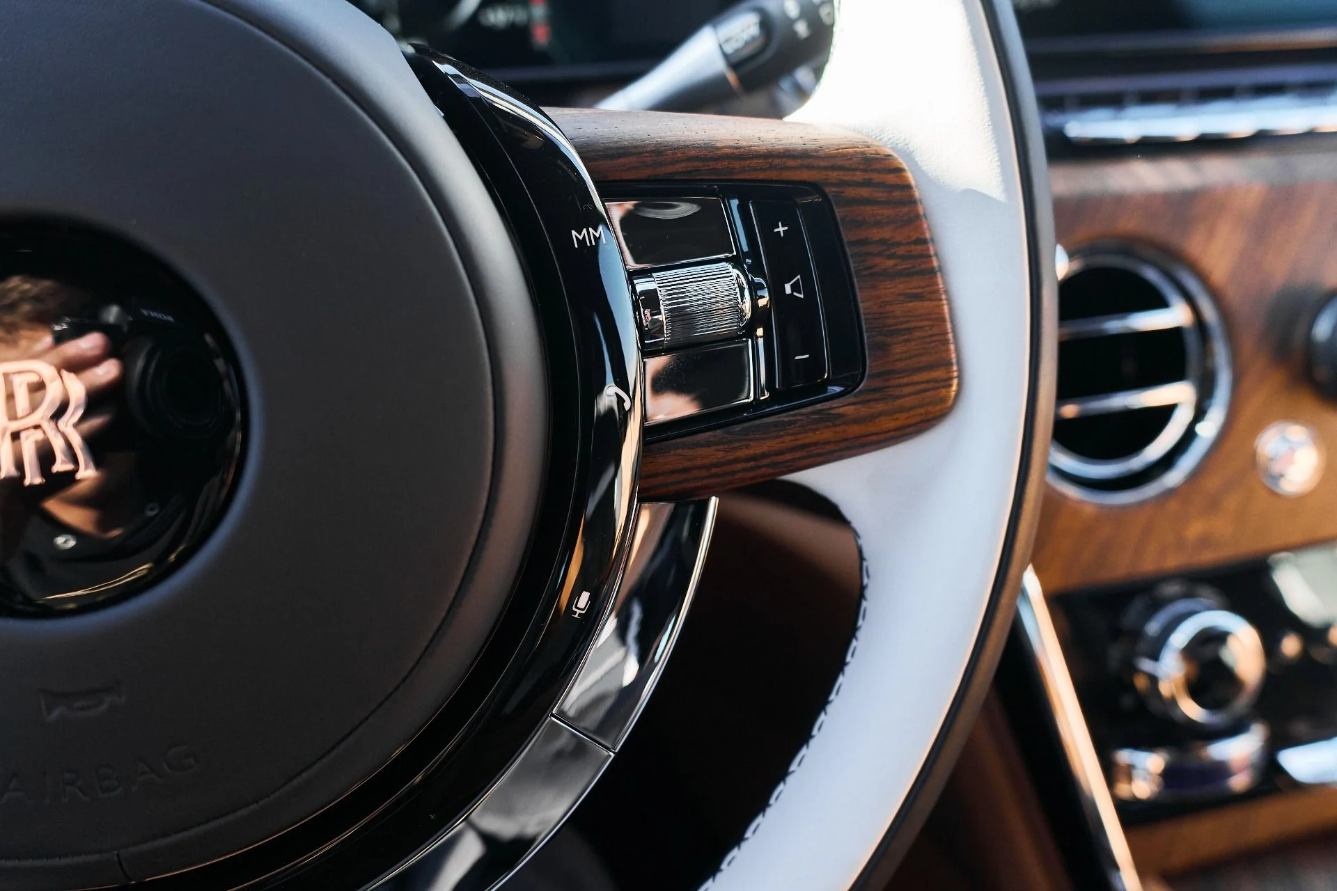 mph073_725909772_Used_2025_Rolls_Royce_Cullinan_Base_1766020504_11f3faaad7