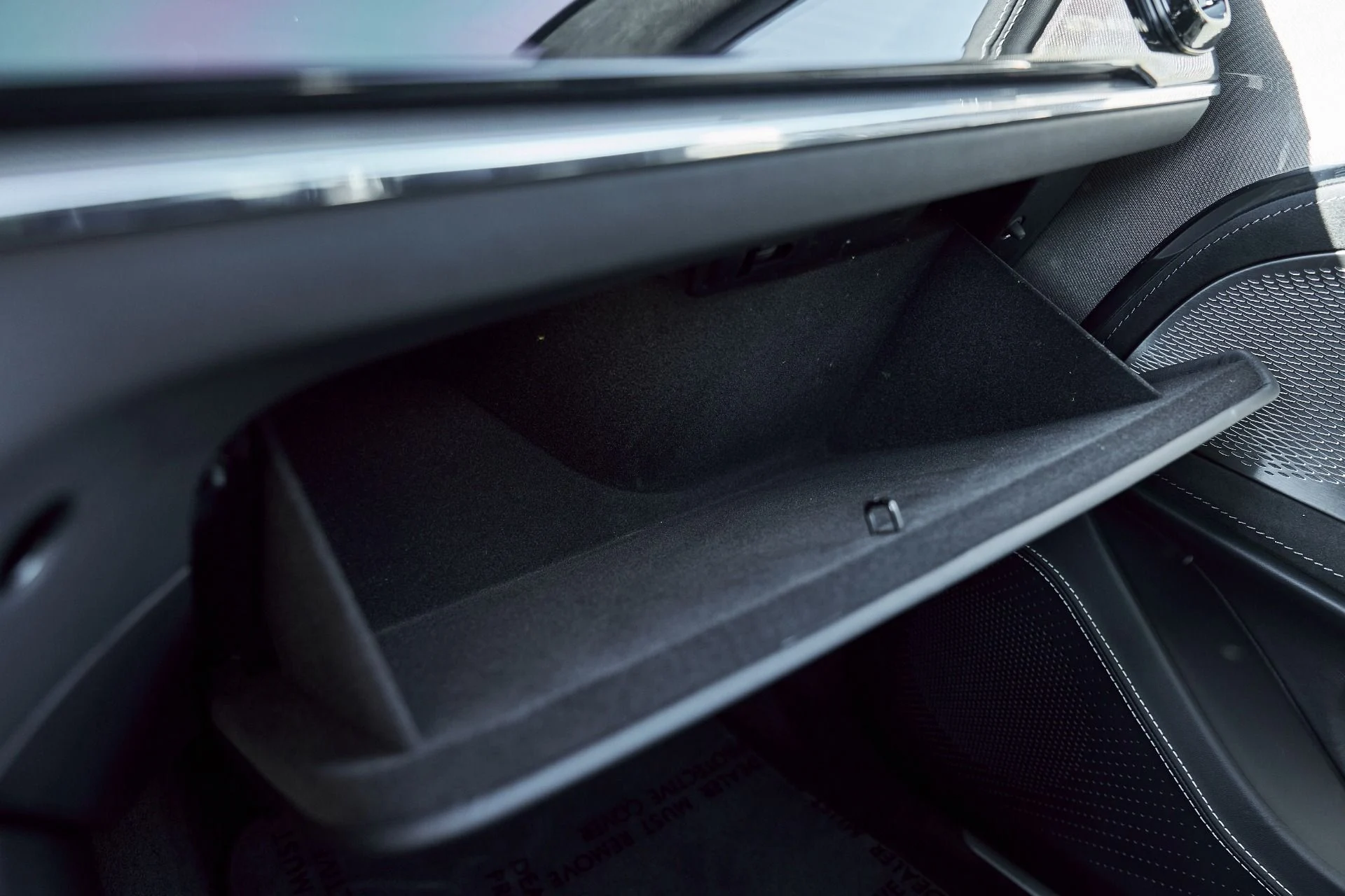 mph074_1407274165_Used_2025_Aston_Martin_DBX_707_1767063286_2d80335f5b