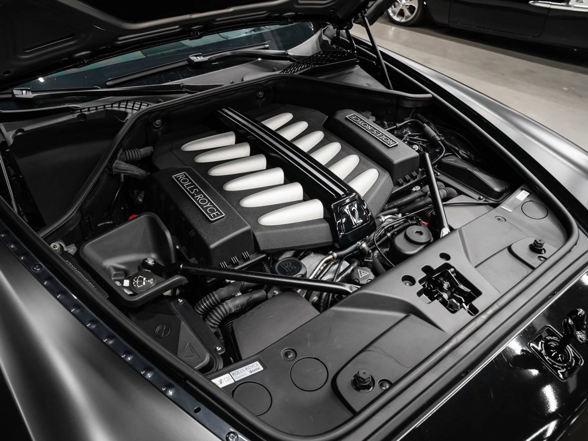 mph074_1682493957_rolls_royce_ghost_2012_ccc1bf3091