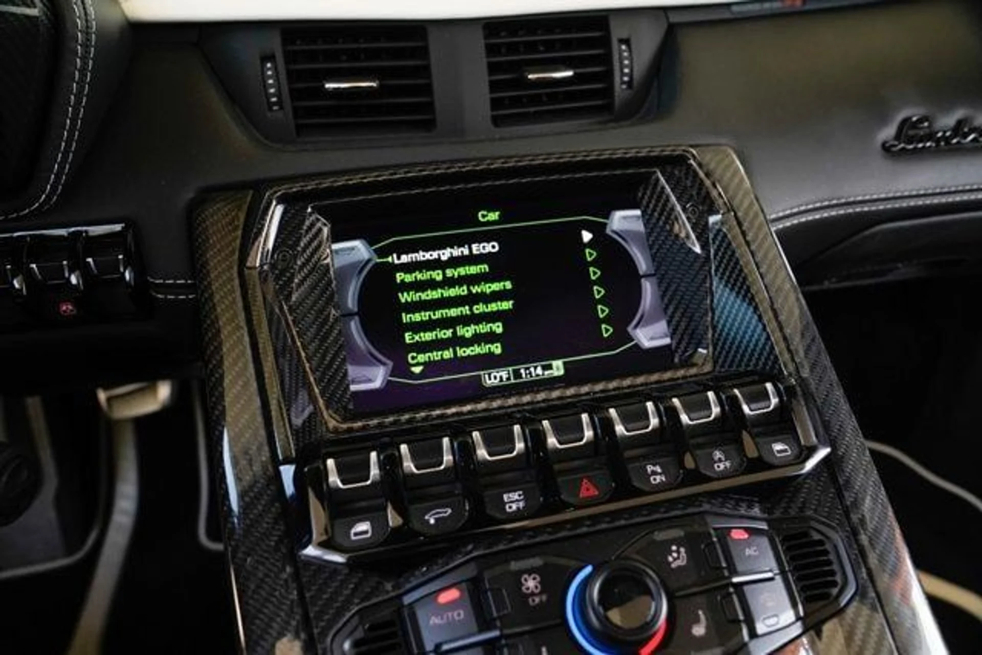 mph074_1766214733_used_2018_lamborghini_aventador_sroadster_14354_22897283_75_640_41c1c6480b