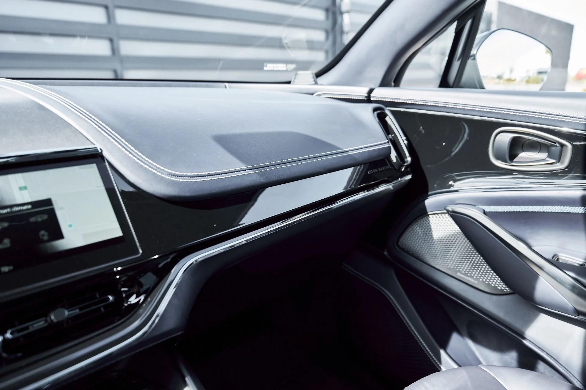mph074_1889918097_Used_2025_Aston_Martin_DBX_707_1771642313_dc577e900f
