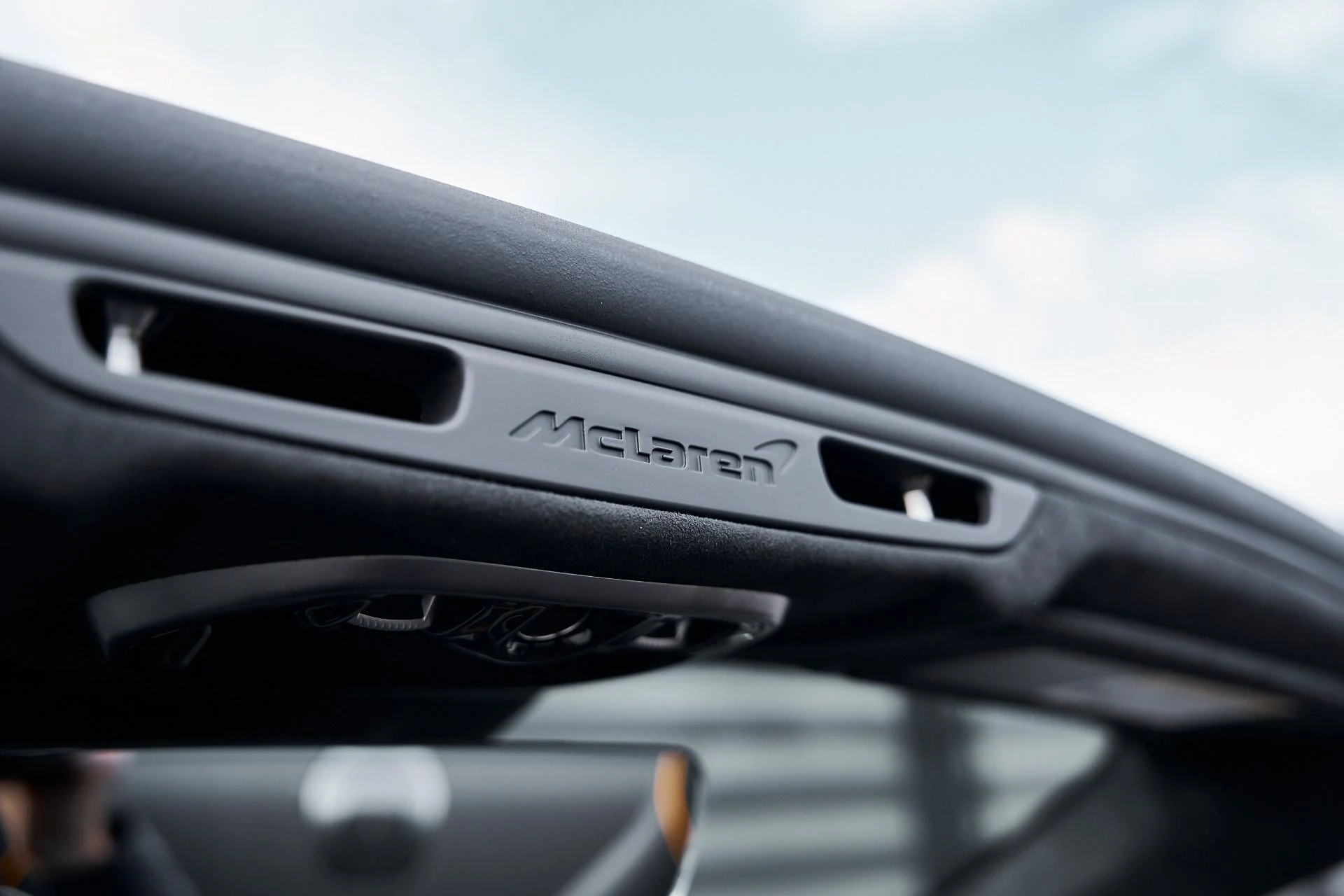 mph074_2232973577_Used_2025_Mc_Laren_Artura_1769221595_67d1bab80b