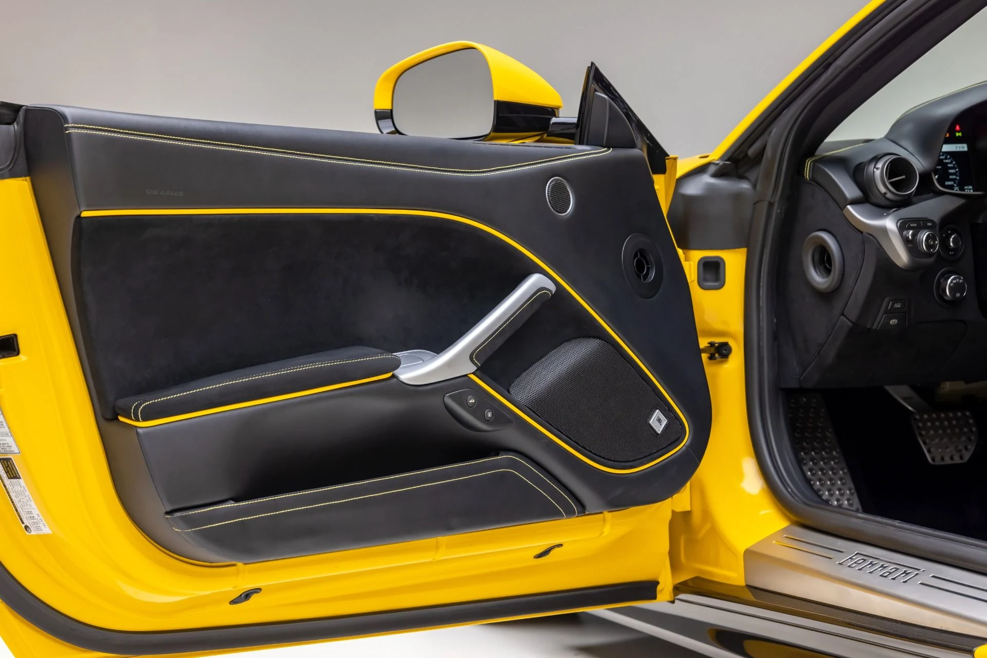 mph074_2262347320_Used_2014_Ferrari_F12berlinetta_1766171664_83e0123450