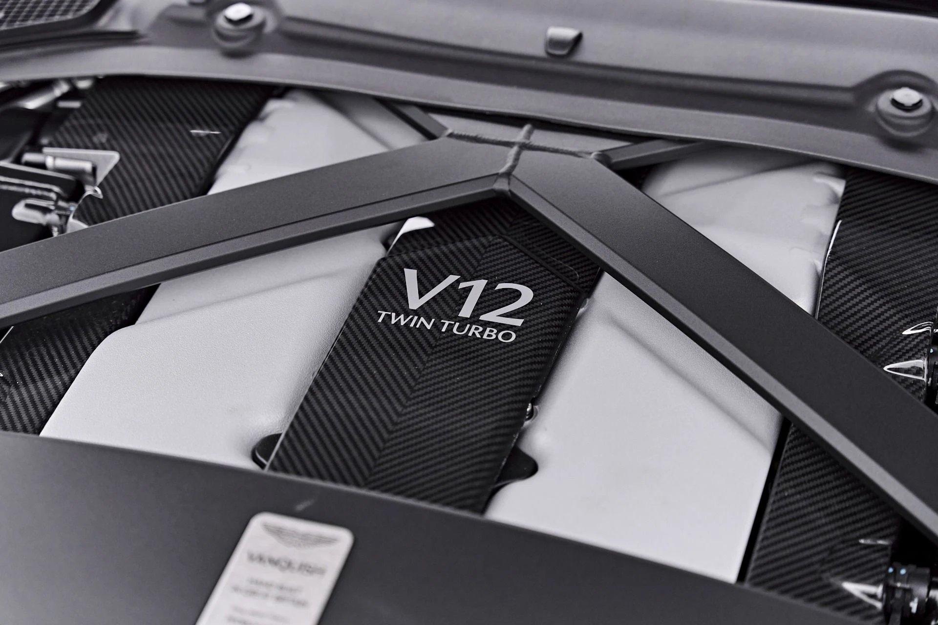 mph074_2622852801_Used_2025_Aston_Martin_Vanquish_V12_1786045897_b4a4e39158