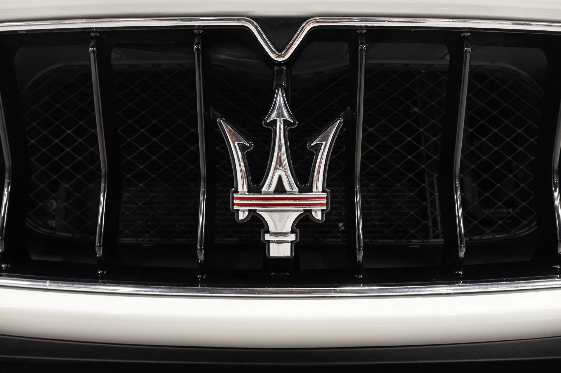 mph074_2680259012_Used_2018_Maserati_Gran_Turismo_1761598740_75385f849f