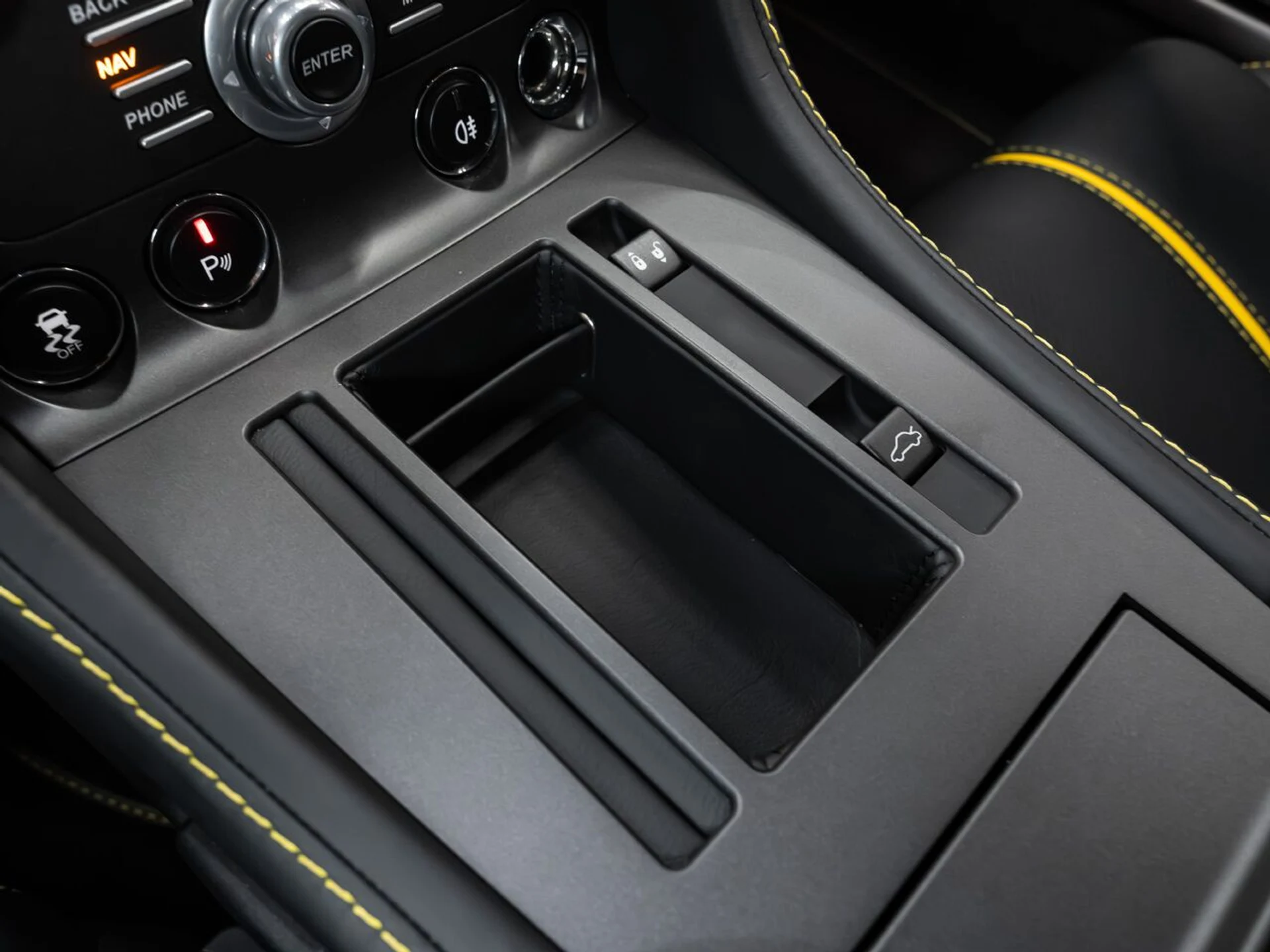 mph074_2766771718_aston_martin_v8_vantage_2015_9355737bec