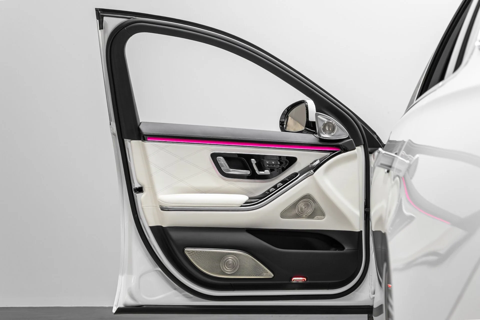 mph074_295616103_Used_2024_Mercedes_Benz_S_Class_Maybach_S_680_4_MATIC_1766187081_01e3dc1fc4