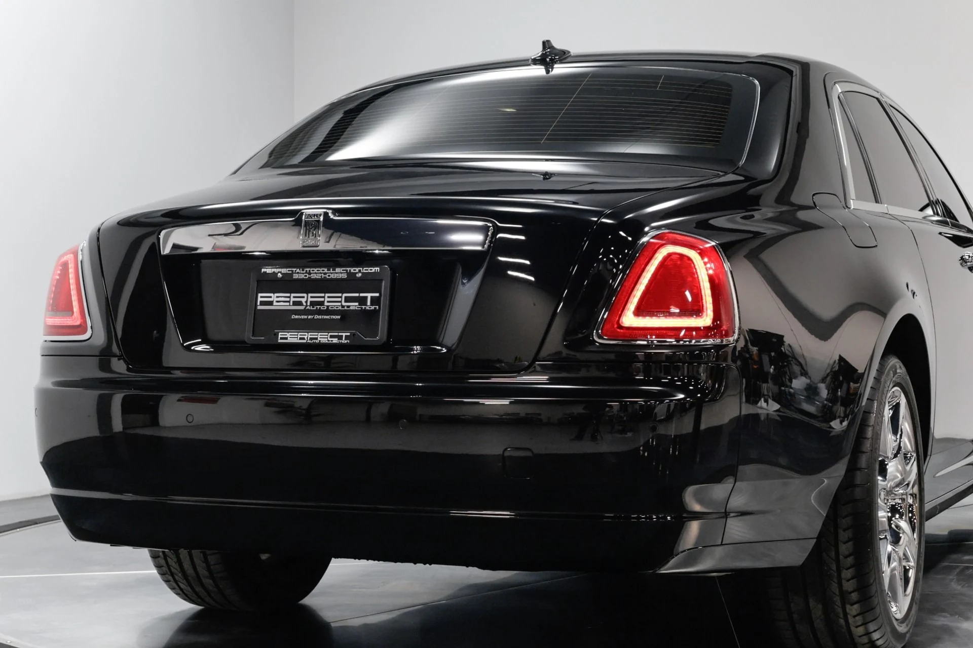 mph074_3039390846_Used_2011_Rolls_Royce_Ghost_Base_1762877304_185bcf9e1d