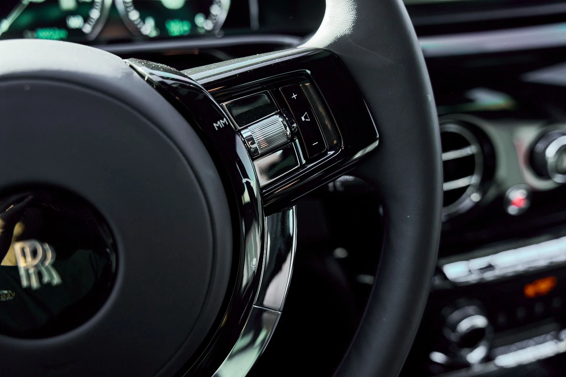 mph074_3317690881_Used_2024_Rolls_Royce_Phantom_Base_1770700162_1690669de7