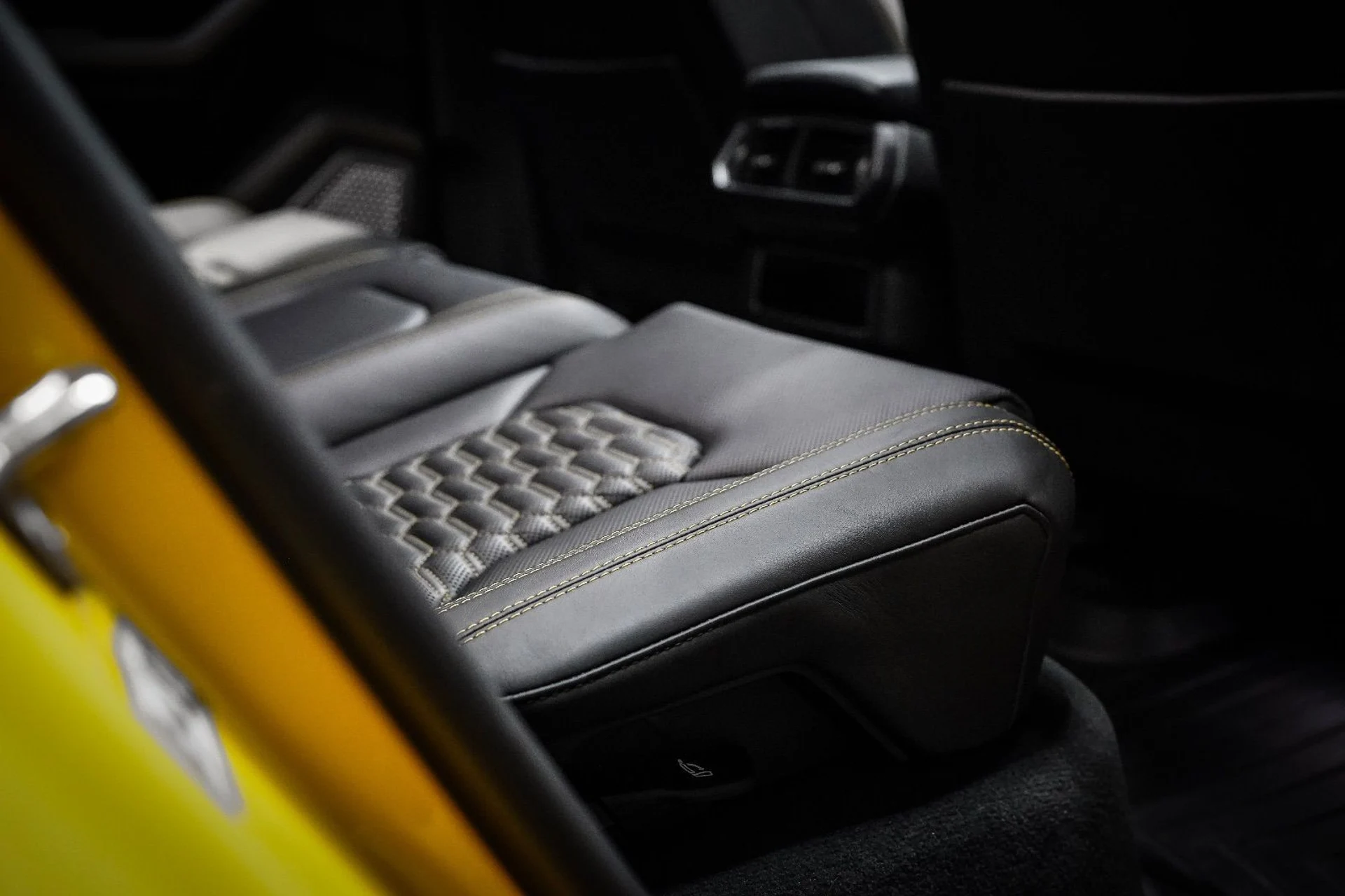 mph074_3356752913_37414663_06172_2020_lamborghini_urus_061_97aeb475fa