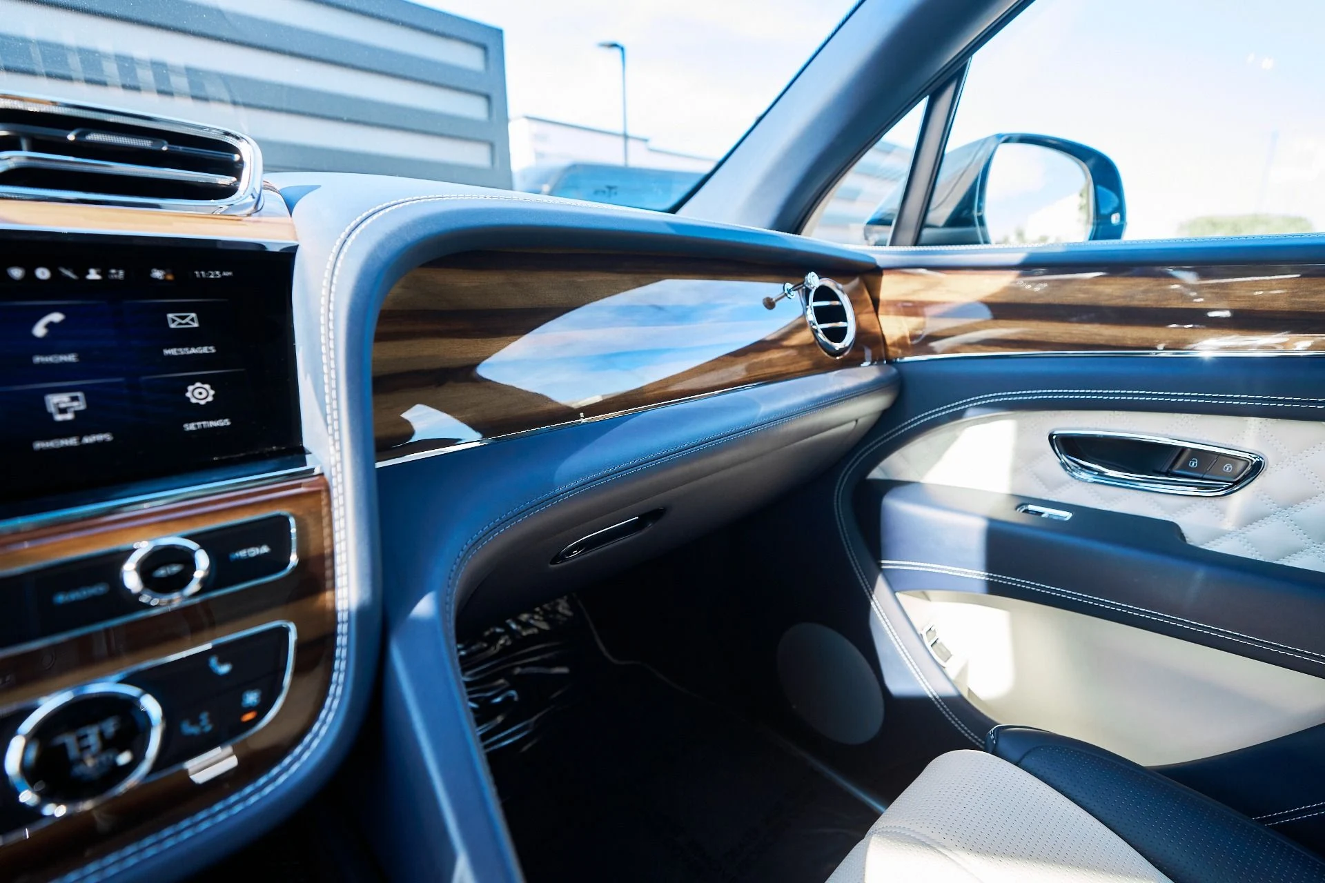 mph074_3708940214_Used_2021_Bentley_Bentayga_V8_1764209097_57dc27fa06